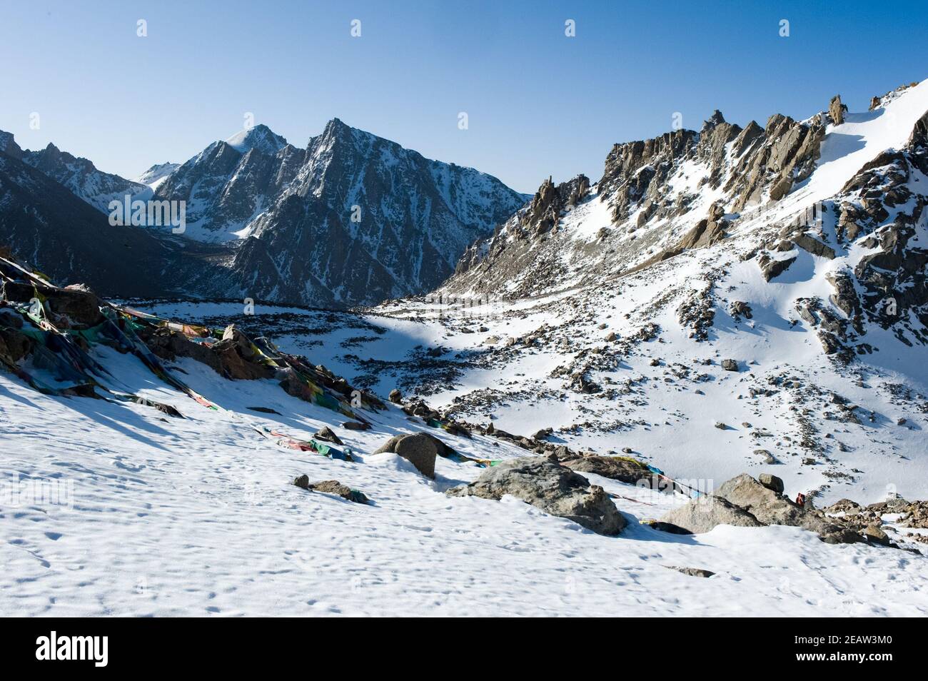Montagnes de l'Himalaya, jeunes belles hautes montagnes du Tibet. Banque D'Images