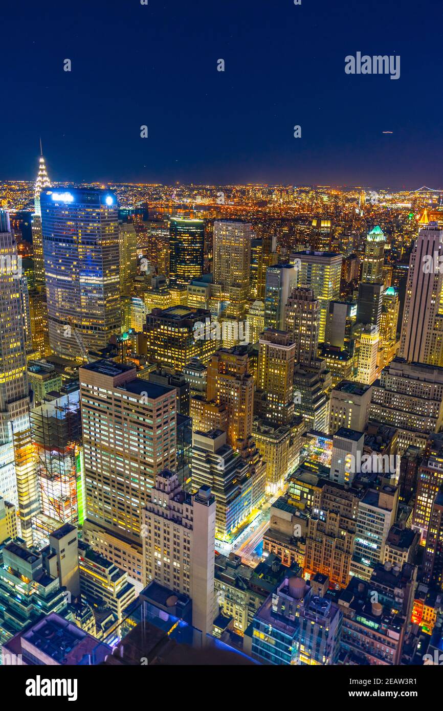 Vue nocturne du centre-ville depuis le sommet du Rock (Terrasse panoramique du Rockefeller Center) Banque D'Images