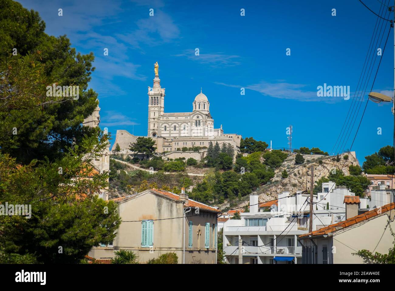 Marseille, France, octobre 2020, vue sur notre-Dame de la Garde, ou la bonne Mere, basilique catholique au sommet de la colline connue sous le nom de la Garde Banque D'Images