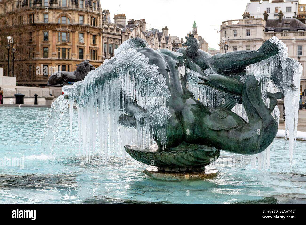 Des fontaines surgelées à Trafalgar Square, Londres, Angleterre, pendant les températures extrêmes basses de Storm Darcy, février 2021, également appelé la Bête de l'est. Banque D'Images