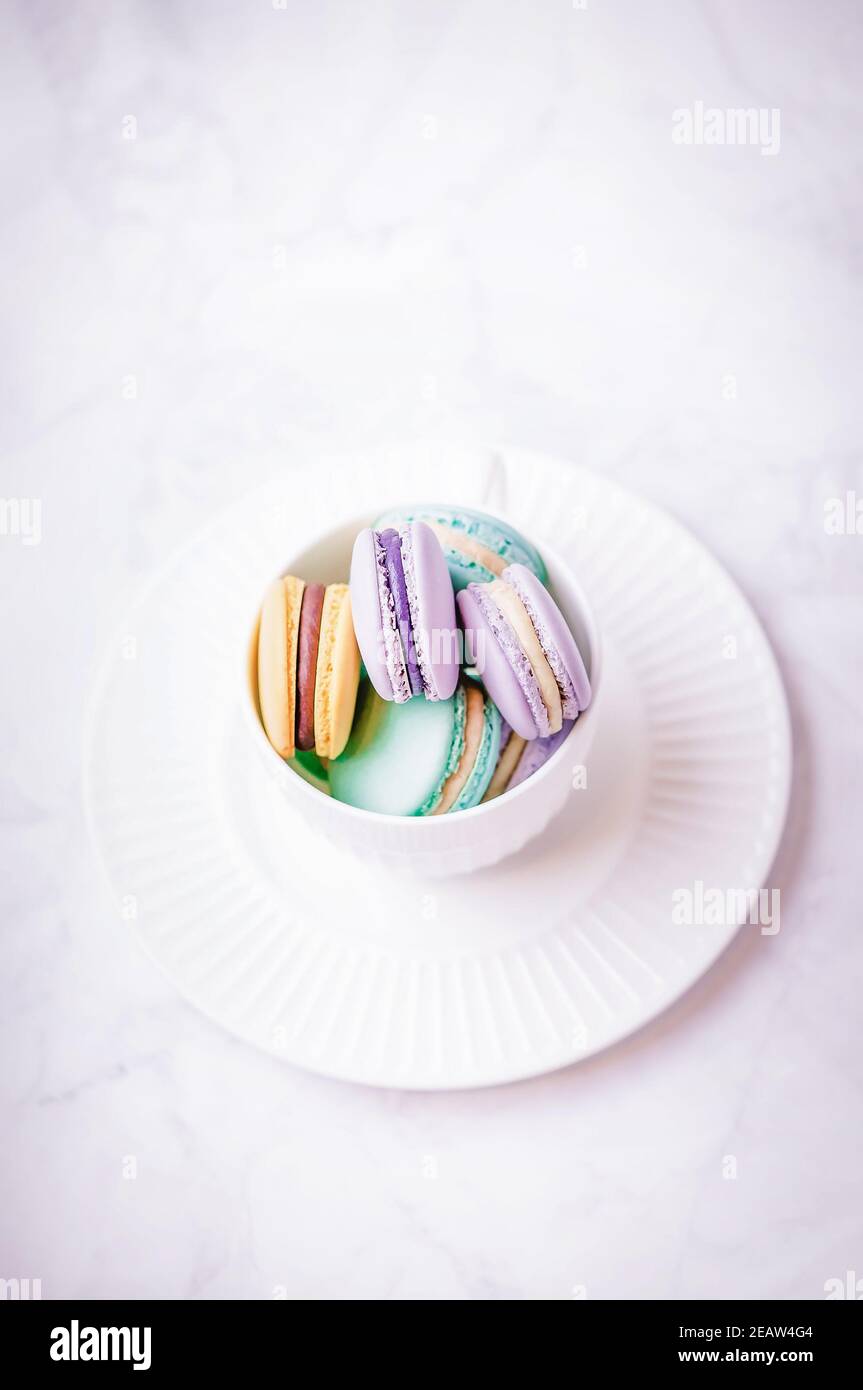 Macaron coloré sur fond de marbre blanc, vue du dessus, espace de copie Banque D'Images