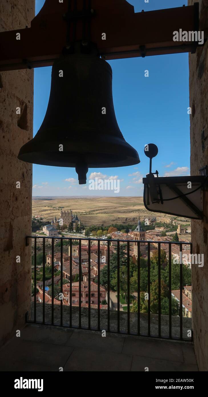 Clocher de la cathédrale de Ségovie en Espagne avec Ségovie Château au loin Banque D'Images