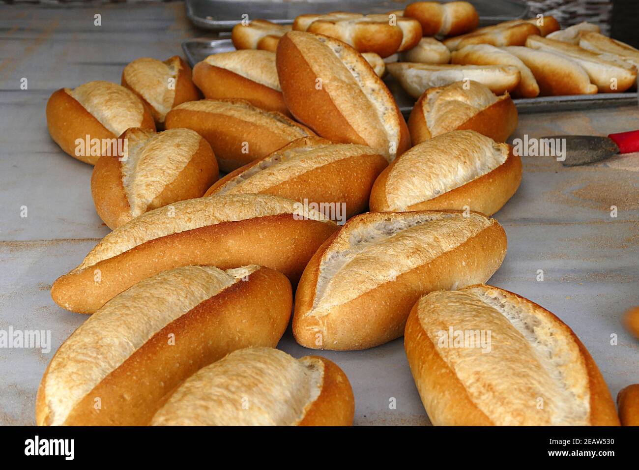 un grand four à bois classique qui cuit le pain, four à bois et pains cuits  au four Photo Stock - Alamy