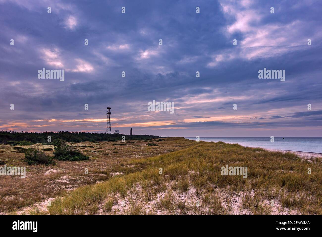 Phare et tour de radio sur les rives de la mer Baltique Banque D'Images