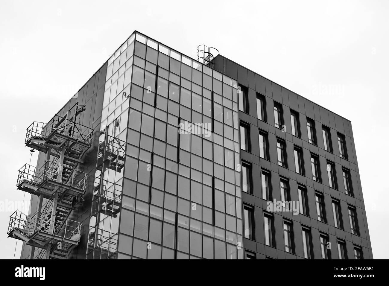 Fragment de bâtiment moderne avec escalier de feu, noir et blanc Banque D'Images