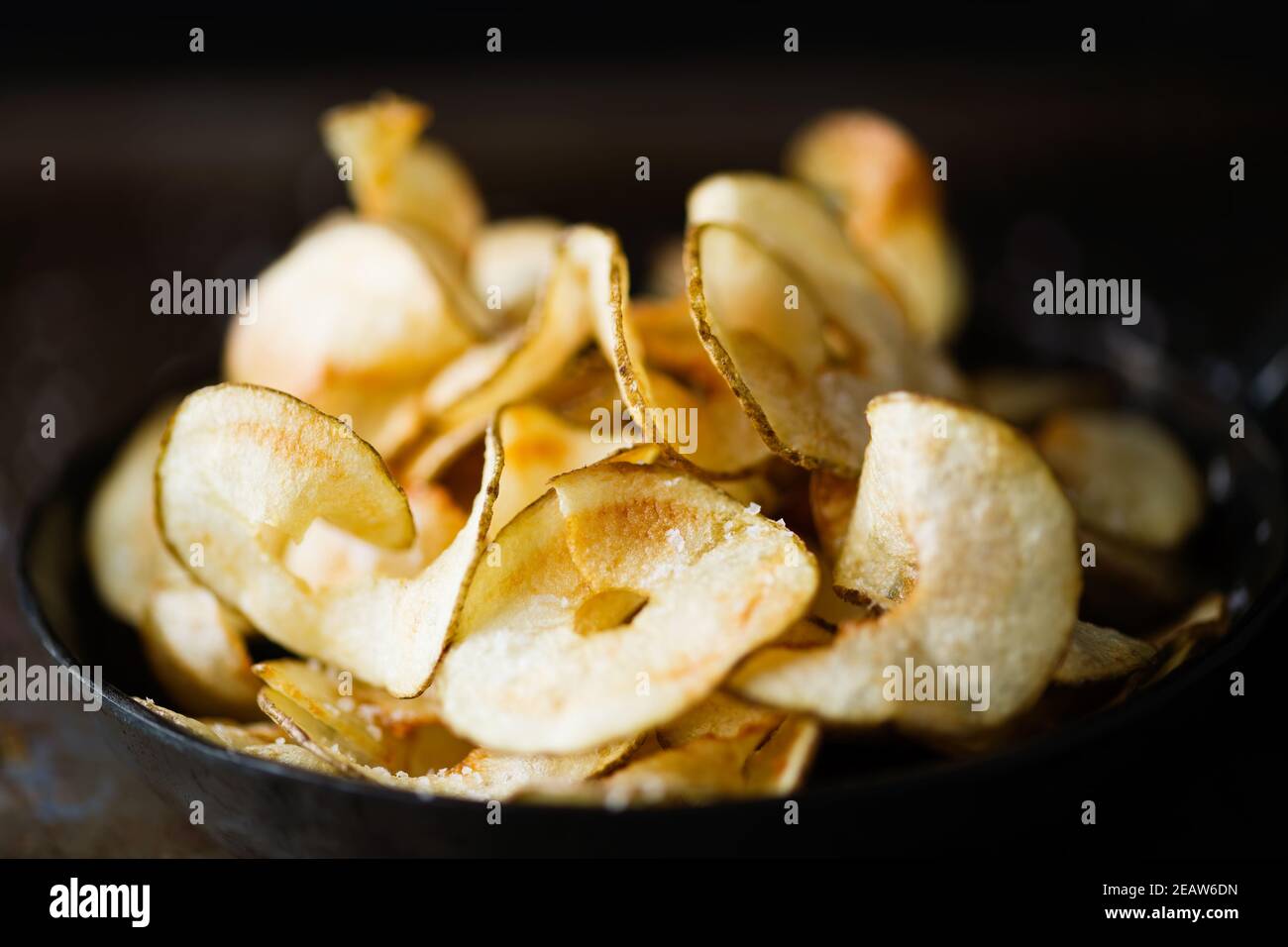 croustilles de pommes de terre coupées en ruban de style pub anglais rustique Banque D'Images