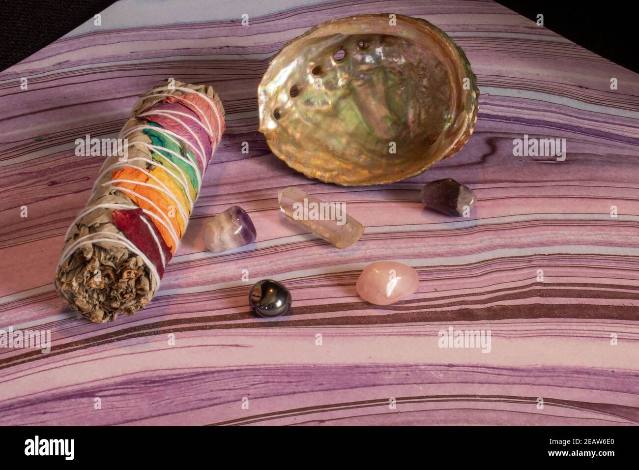 Sauge arc-en-ciel avec coquille et cristaux Banque D'Images