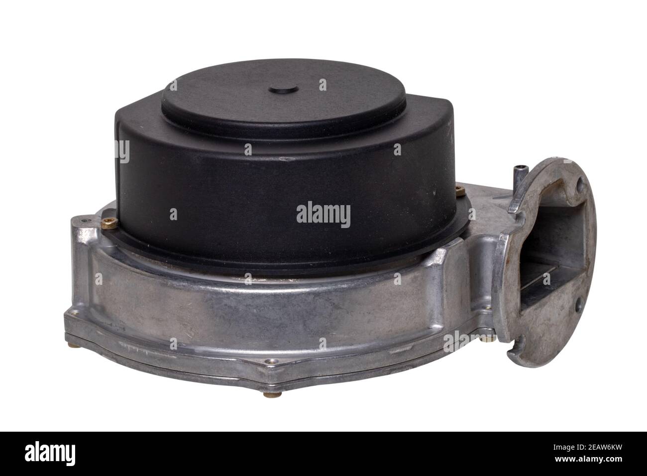 Ventilateur industriel isolé. Gros plan d'un ventilateur électrique faisant partie d'un brûleur à gaz dans une chaudière à condensation. Masque. Concept d'énergie et de technologie écologique. Macro. Banque D'Images