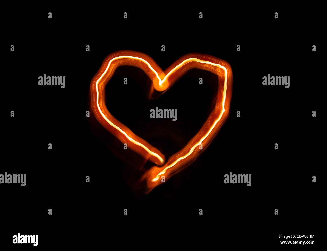 Symbole de coeur à flamme vive sur fond noir dans l'obscurité, le jour de la Saint-Valentin ou le concept romantique, espace de copie, espace pour le texte Banque D'Images