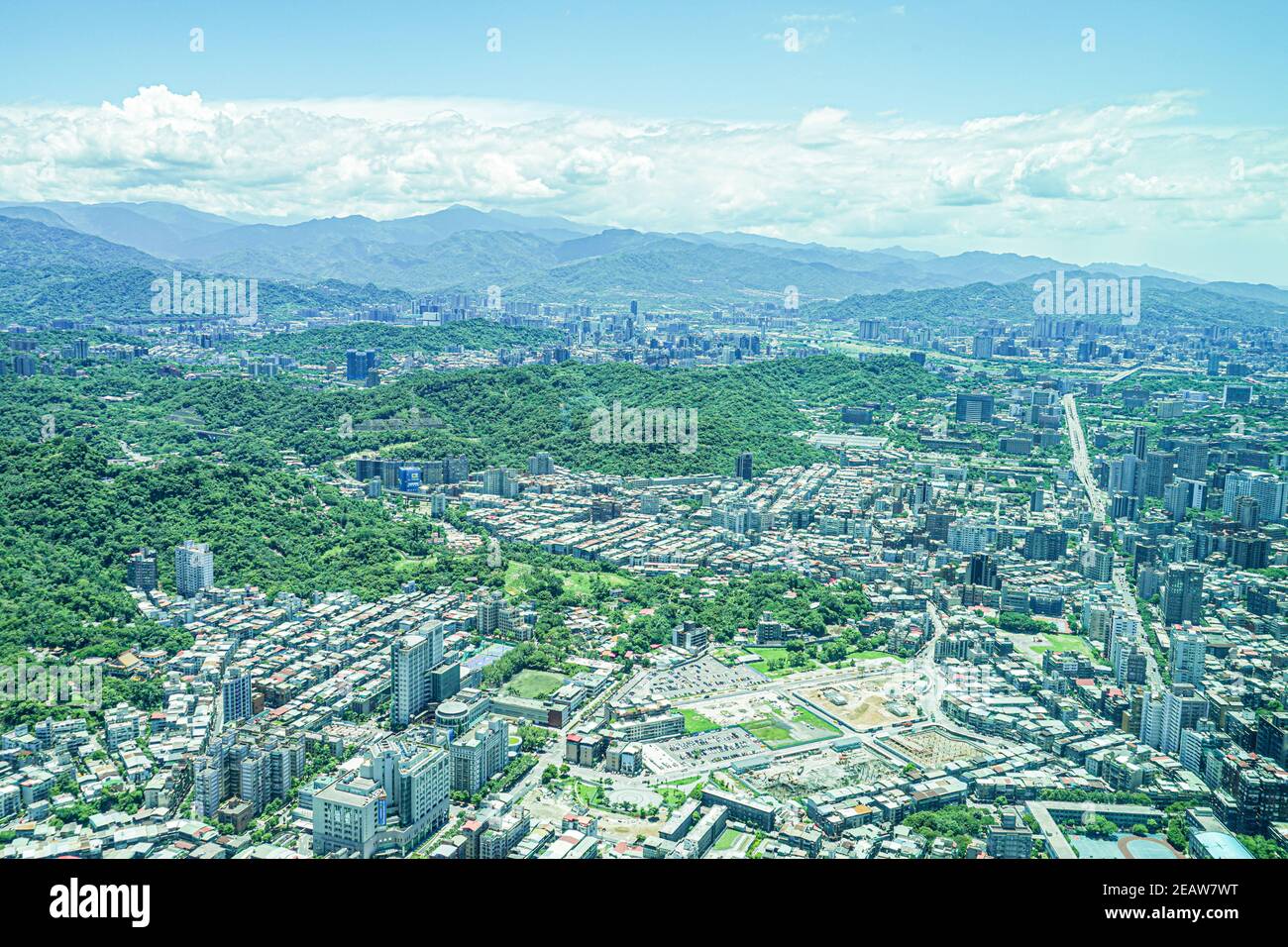 Paysage urbain de Taipei et ciel bleu visible de Taipei 101 Banque D'Images