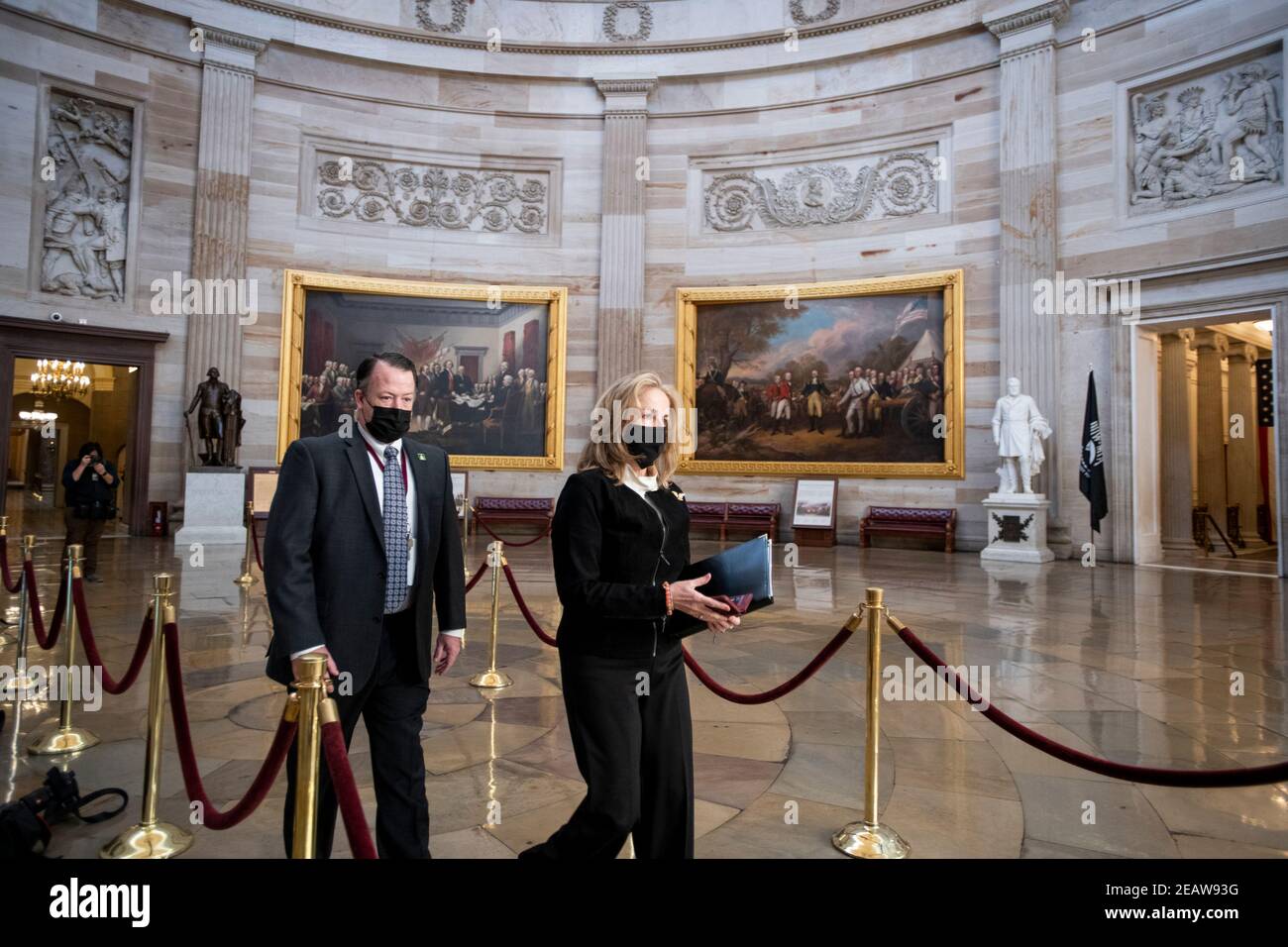 Washington, États-Unis d'Amérique. 10 février 2021. La responsable de la destitution de la Chambre la représentante des États-Unis Madeleine Dean (démocrate de Pennsylvanie) traverse la rotonde du Capitole pour se rendre à la salle du Sénat, pour commencer le deuxième jour du procès de destitution du Sénat de l'ancien président Donald Trump au Capitole des États-Unis à Washington, DC, le mercredi 10 février 2021. Credit: Rod Lamkey/CNP | usage dans le monde crédit: dpa/Alay Live News Banque D'Images