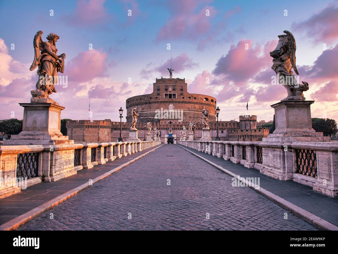 Castel Sant'Angelo (château Saint Angel) à Rome (Roma), Italie. Monument historique sans personne au lever du soleil. Banque D'Images