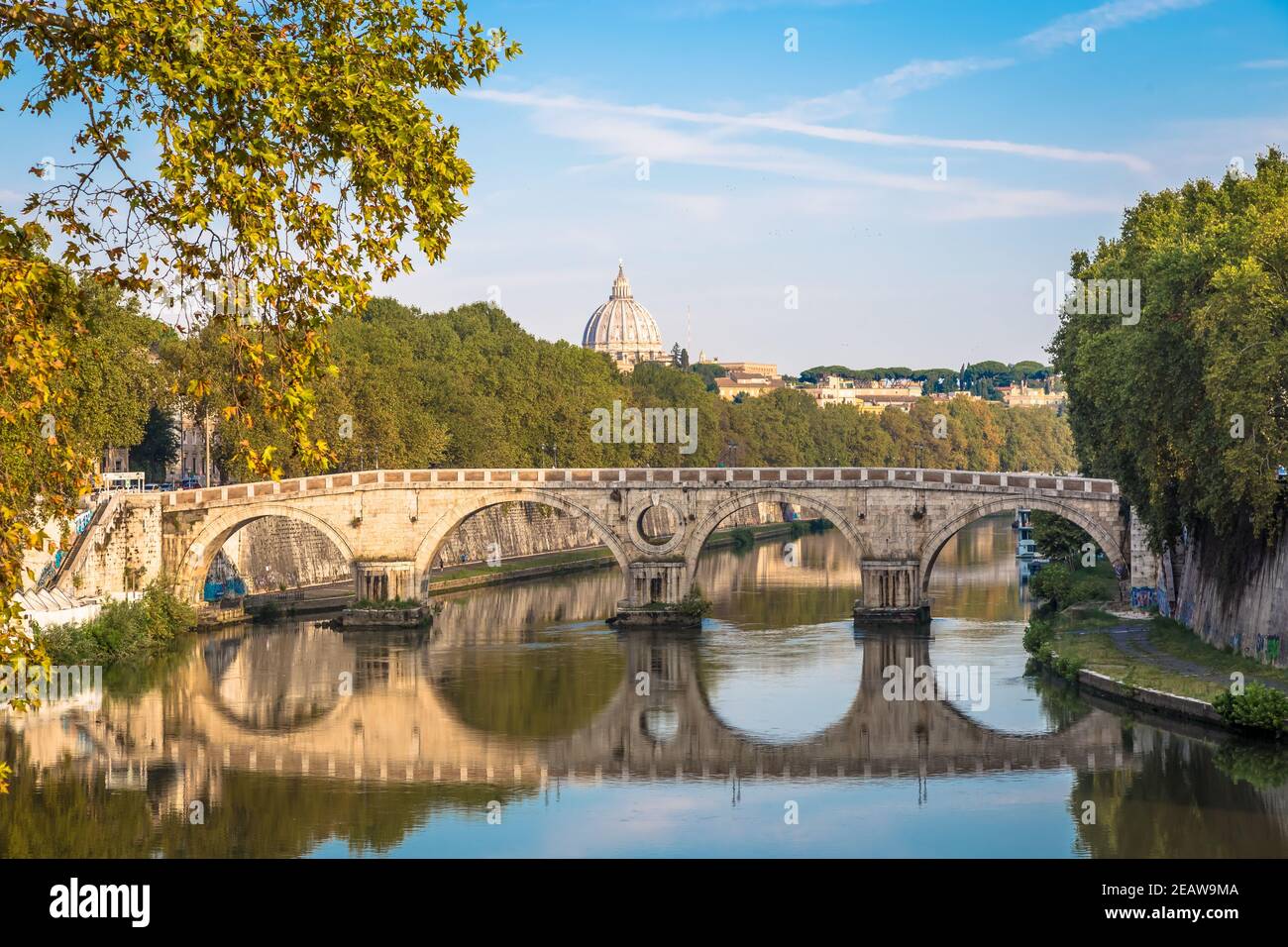Pont sur le Tibre à Rome, Italie. Coupole de la basilique du Vatican en arrière-plan avec lumière du lever du soleil. Banque D'Images