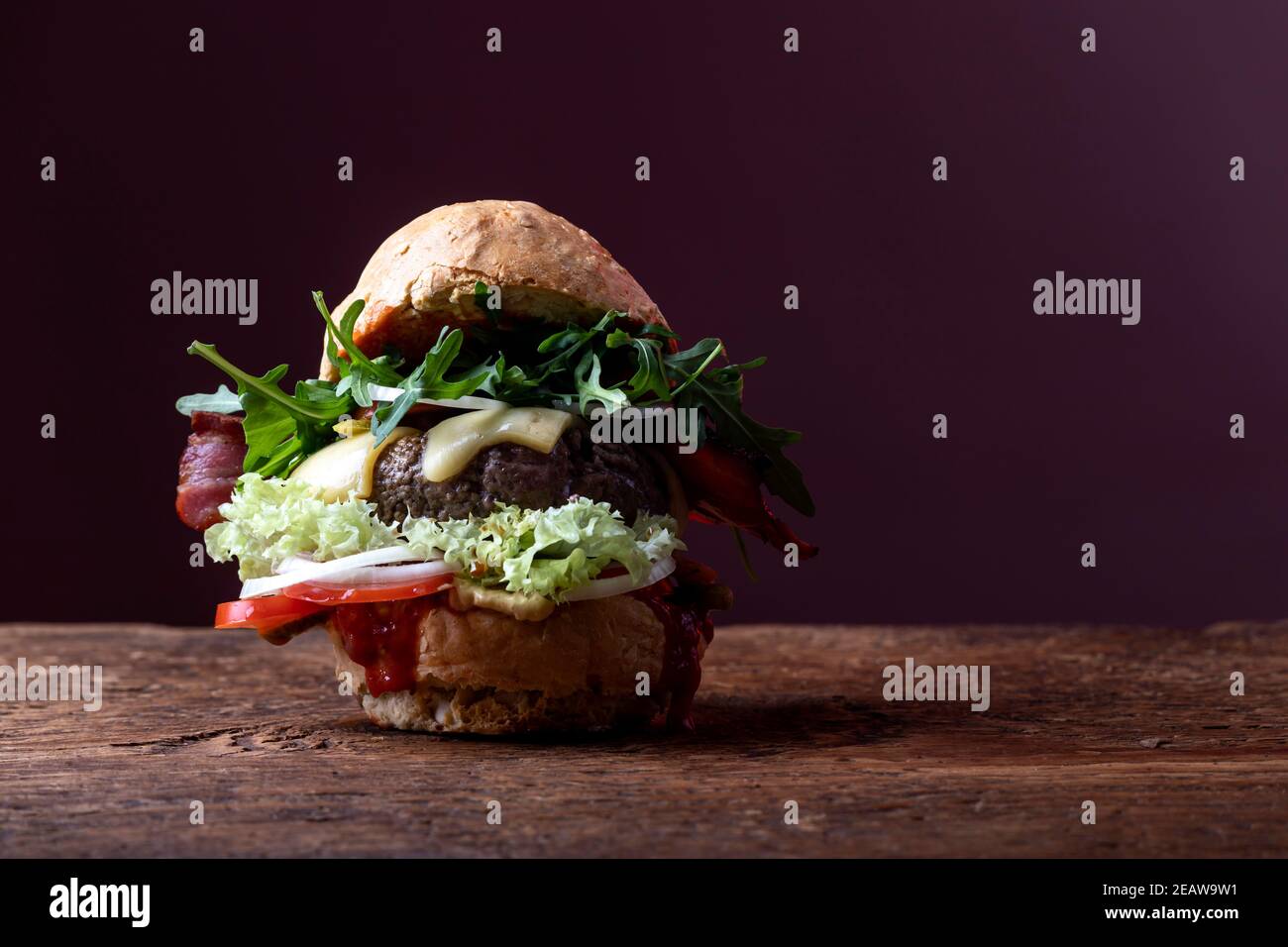 hamburger simple sur bois sombre Banque D'Images