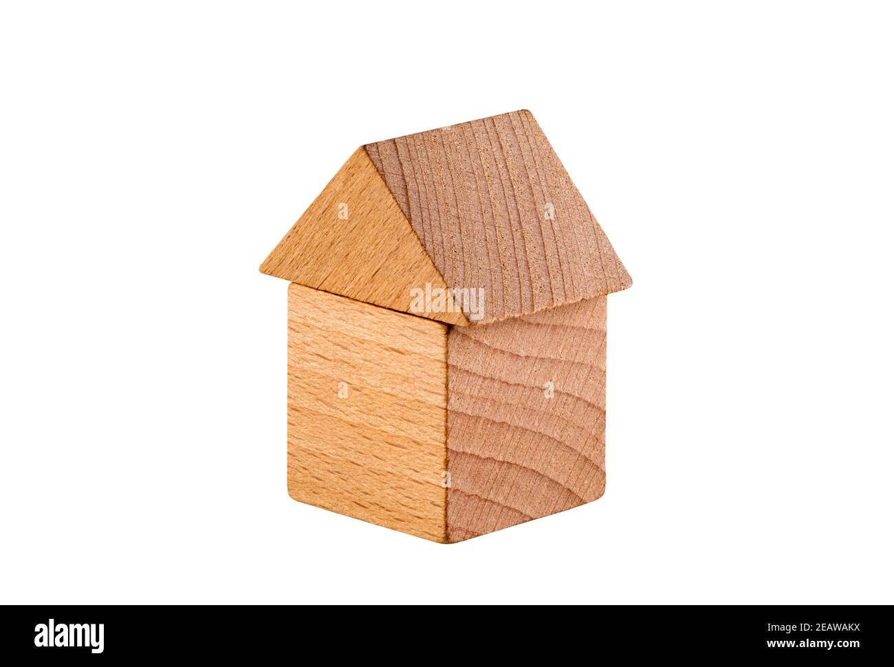 Petite maison en bois isolée sur fond blanc avec passe-cheveux Banque D'Images