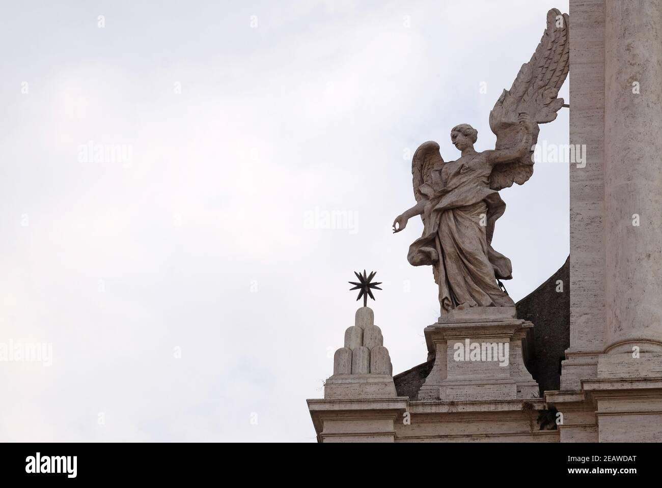 Angel sur le portail de l'église Sant Andrea della Valle à Rome, Italie Banque D'Images