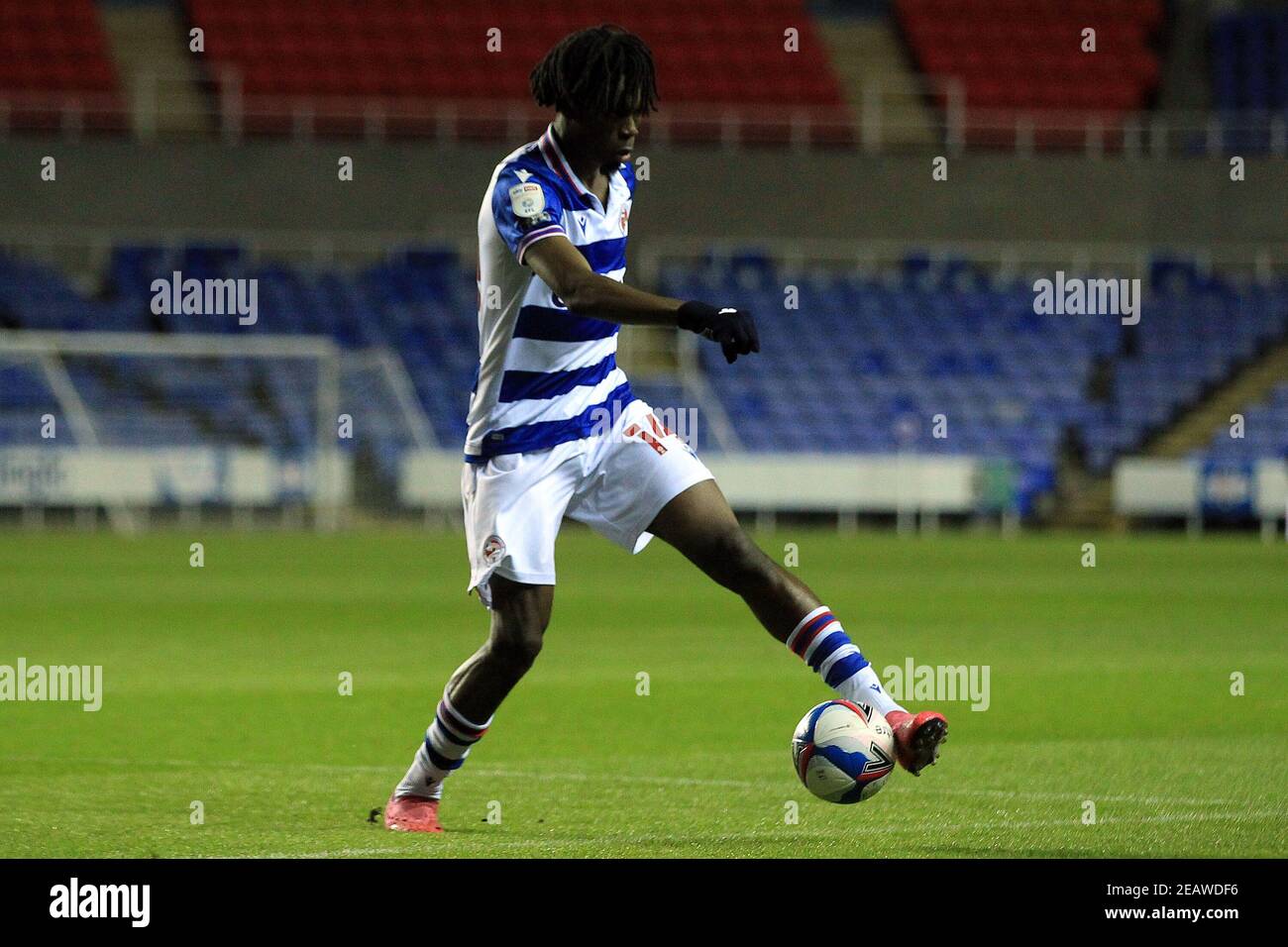 Reading, Royaume-Uni. 10 février 2021. Ovie Ejaria de la lecture en action pendant le jeu. EFL Skybet Championship Match, Reading v Brentford au Madejski Stadium à Reading le mercredi 10 février 2021. Cette image ne peut être utilisée qu'à des fins éditoriales. Utilisation éditoriale uniquement, licence requise pour une utilisation commerciale. Aucune utilisation dans les Paris, les jeux ou les publications d'un seul club/ligue/joueur. photo par Steffan Bowen/Andrew Orchard sports photographie/Alay Live news crédit: Andrew Orchard sports photographie/Alay Live News Banque D'Images