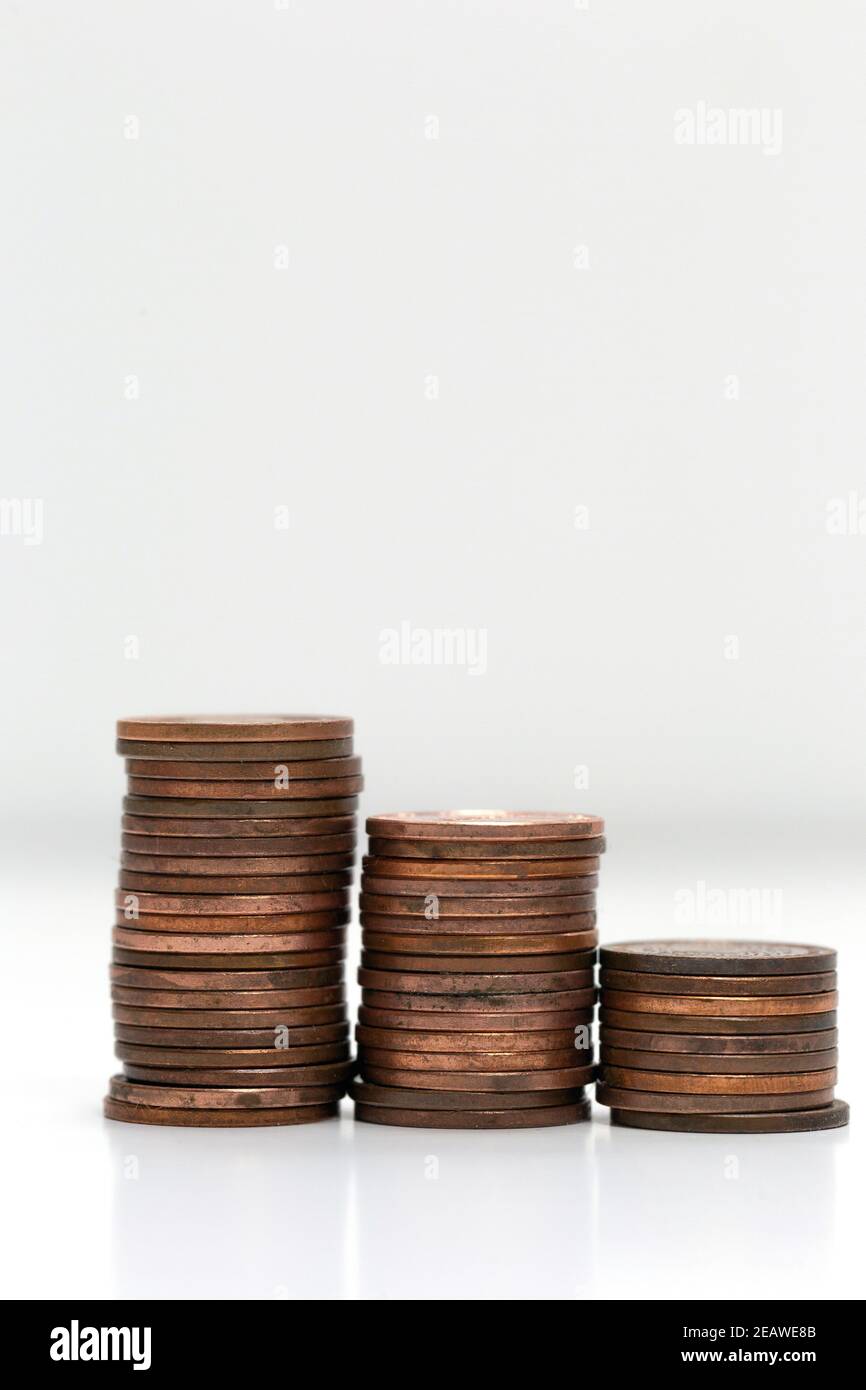 Vue latérale des piles de pièces de monnaie augmentant en hauteur, sur fond blanc studio isolé, business et concept financier Banque D'Images