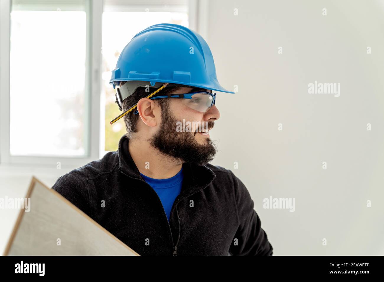 portrait d'un menuisier dans un casque de protection Banque D'Images