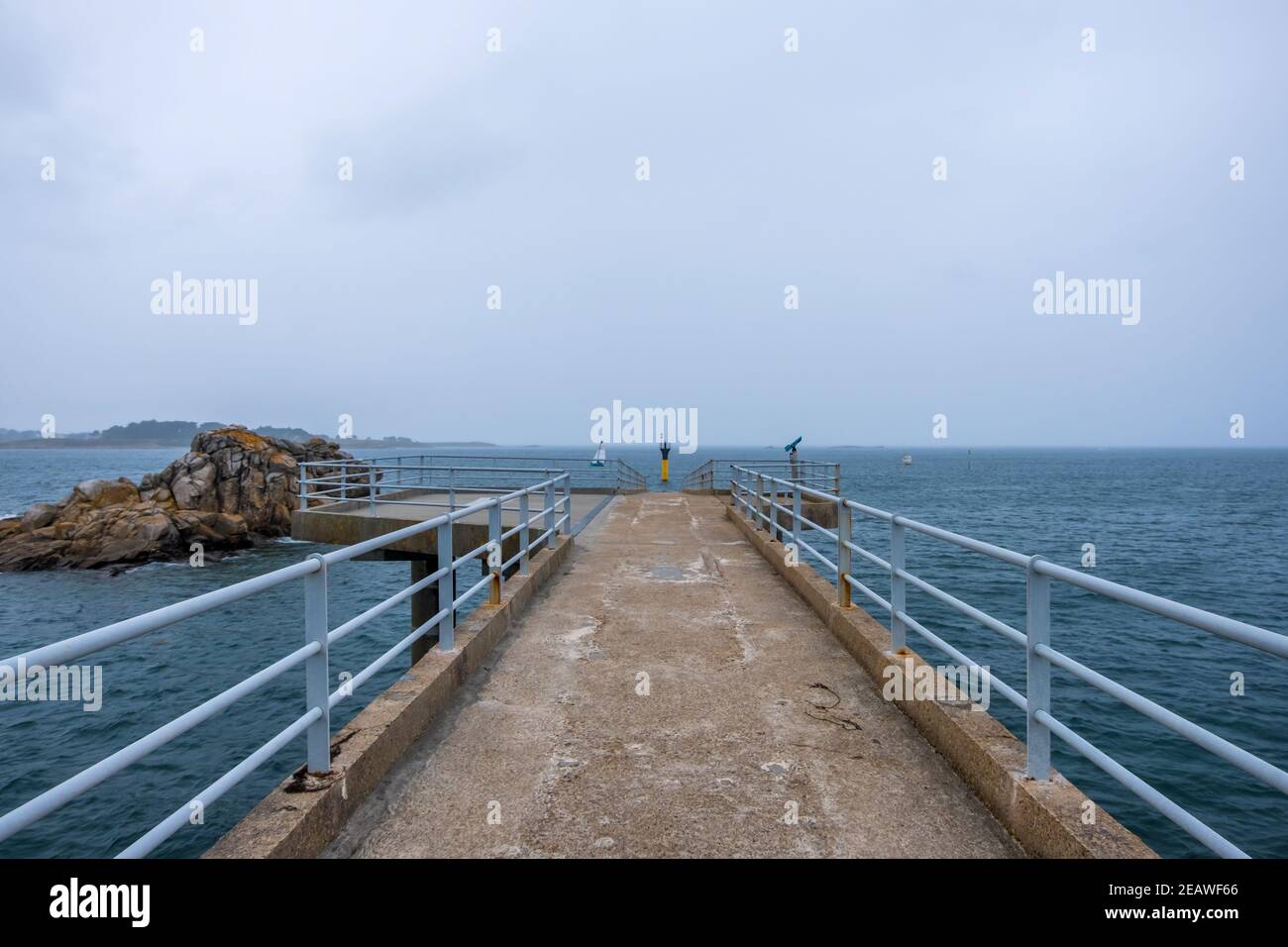 Roscoff, France - 28 août 2019 : passerelle de ferry pour l'île de Batz à Roscoff. Le pont mène à la gare maritime en eau profonde en utilisant à marée basse Banque D'Images