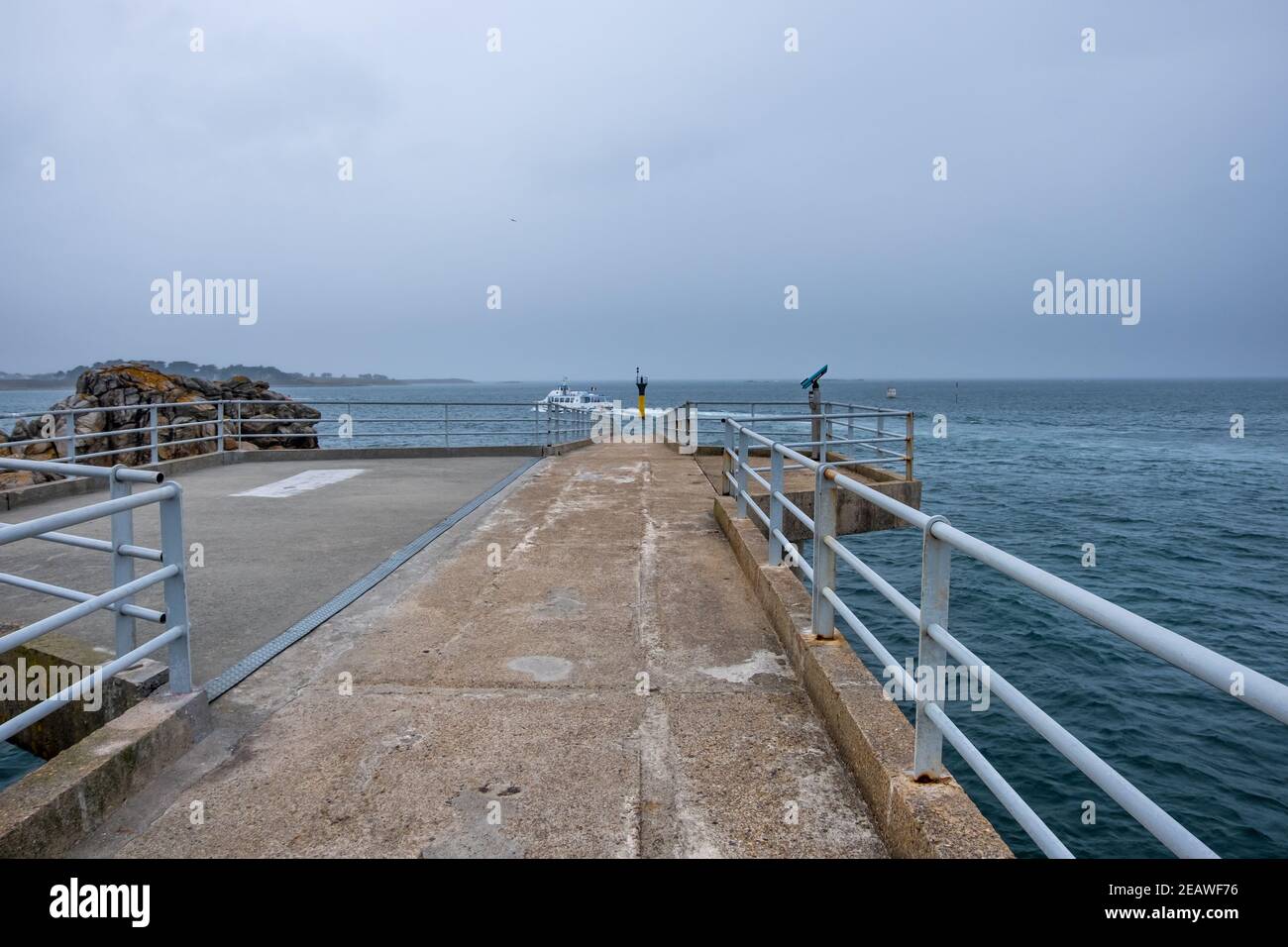 Roscoff, France - 28 août 2019 : le flambeau de la jetée du ponton. Passerelle de ferry pour l'île de Batz à Roscoff. Le pont mène à la gare maritime Deep Water Ferry Banque D'Images