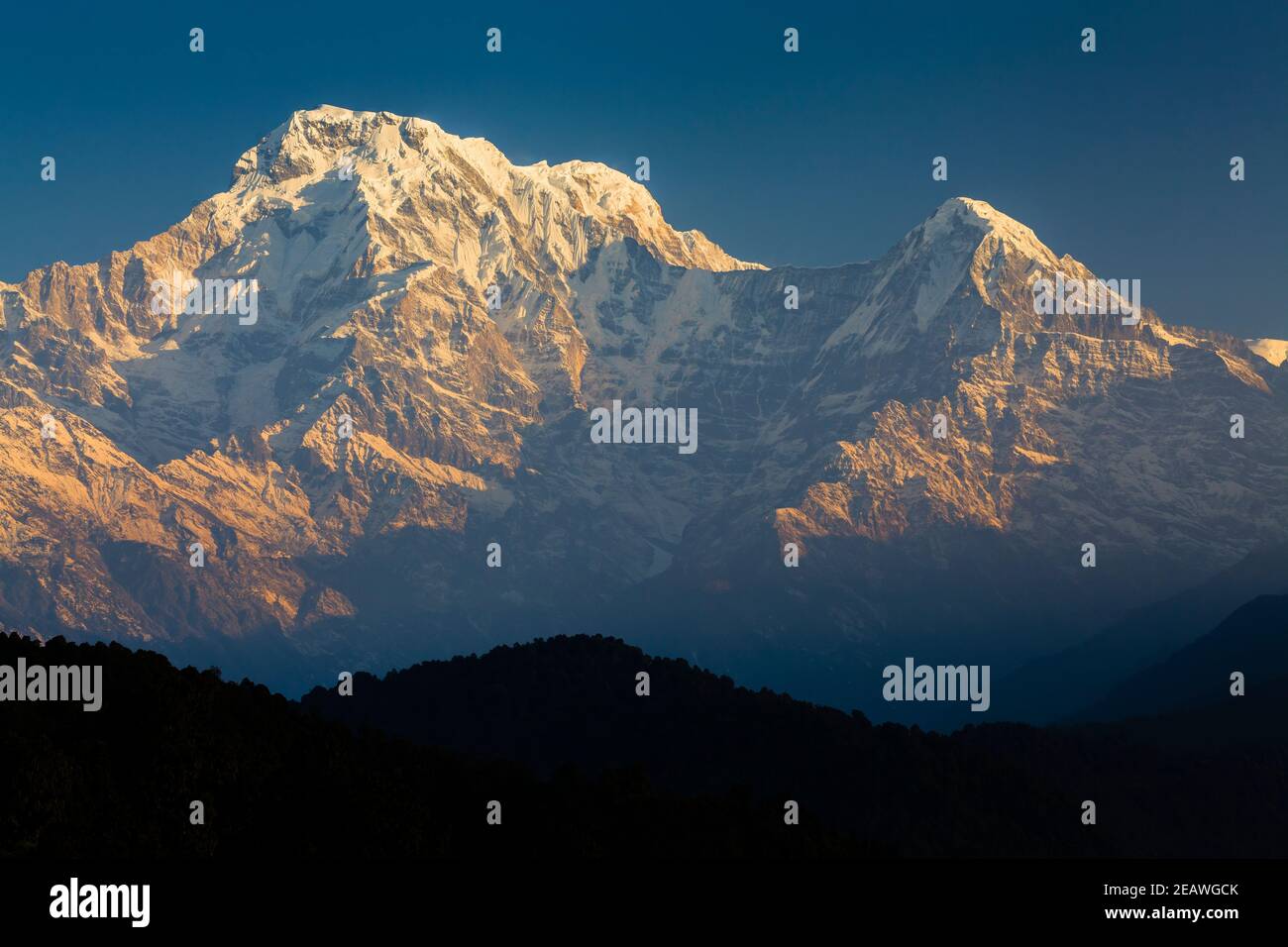 Annapurna Sud (à gauche) et Hiunchuli (à droite) depuis le sud. Zone de conservation d'Annapurna. Népal. Banque D'Images