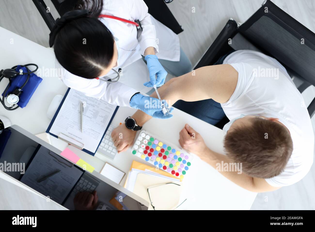 Médecin faisant l'injection de médicaments dans l'épaule des patients en laboratoire vue de dessus Banque D'Images