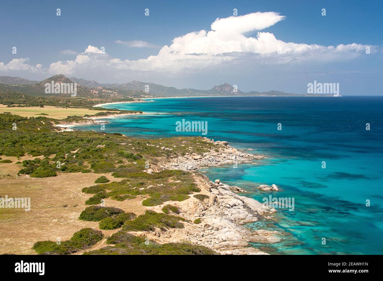 eaux cristallines et rochers le long de la côte de sant'elmo, sardaigne Banque D'Images