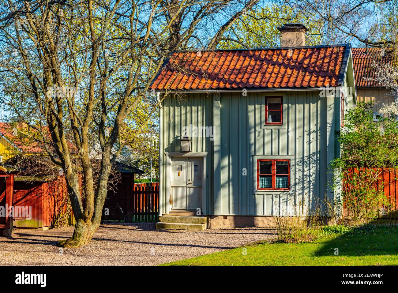 Vue sur les maisons traditionnelles en bois de la vieille ville de Gamla Linkoping, Suède Banque D'Images