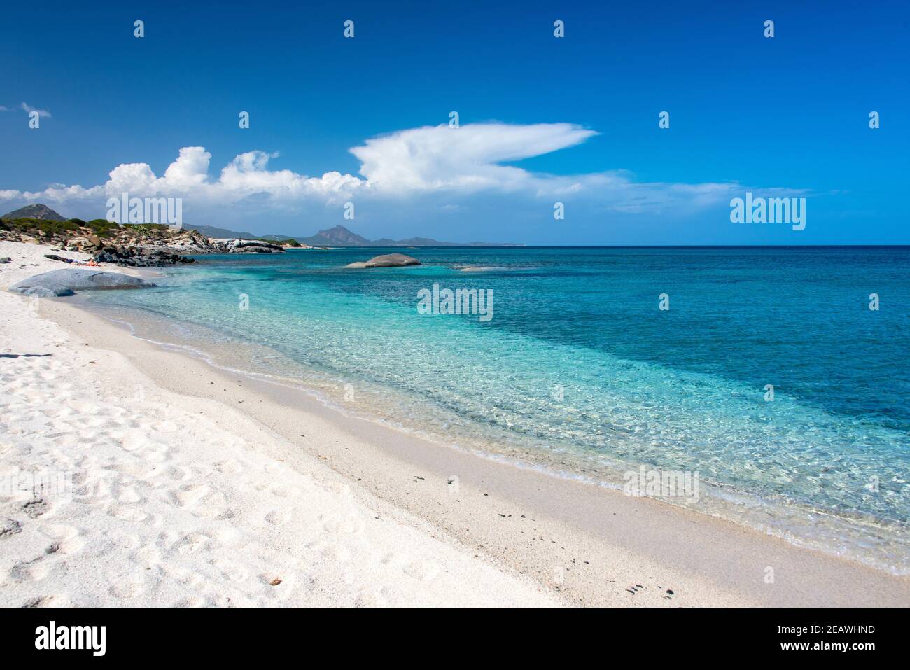 eaux cristallines et rochers le long de la côte de sant'elmo, sardaigne Banque D'Images