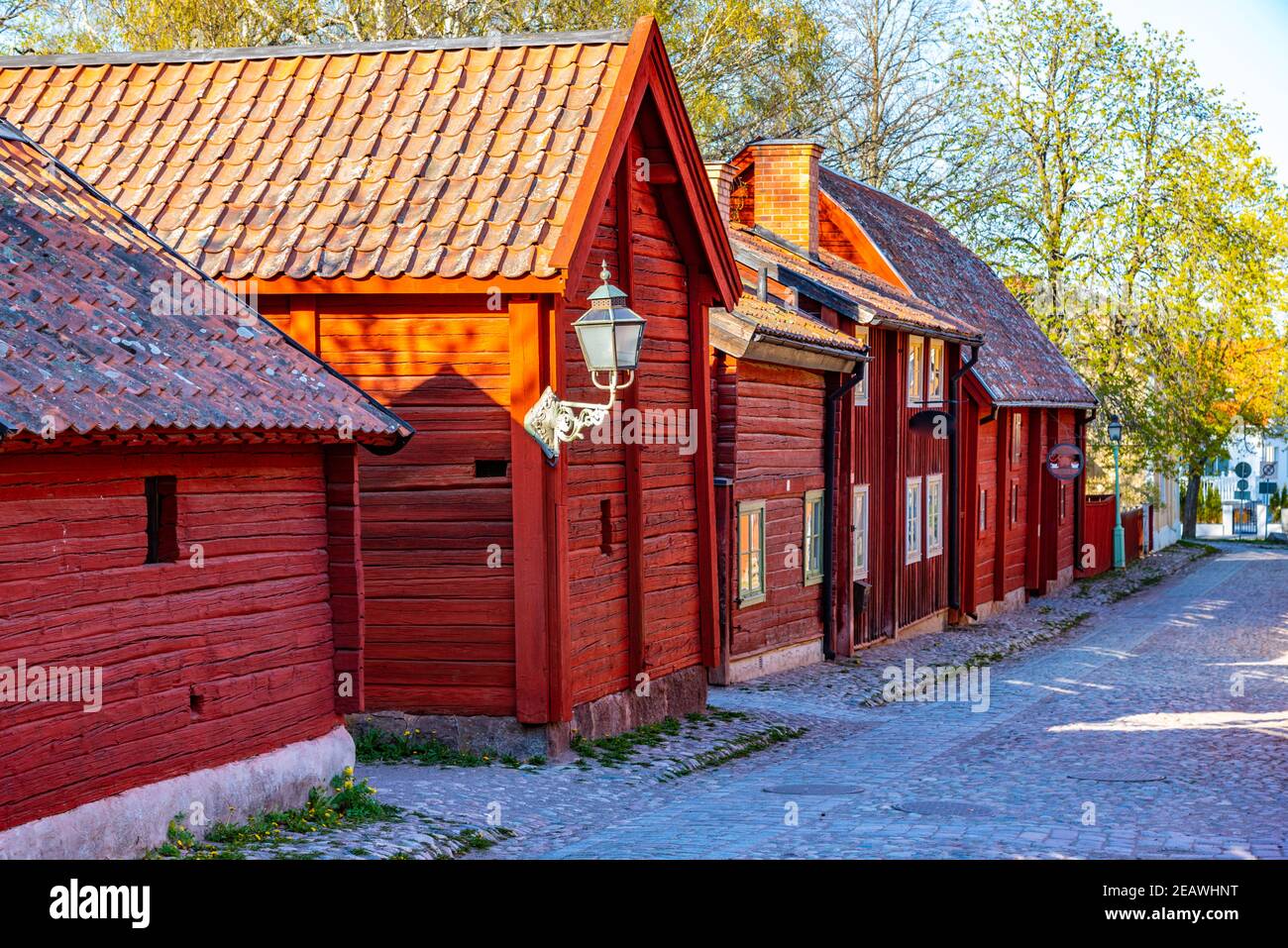 Vue sur les maisons traditionnelles en bois de la vieille ville de Gamla Linkoping, Suède Banque D'Images