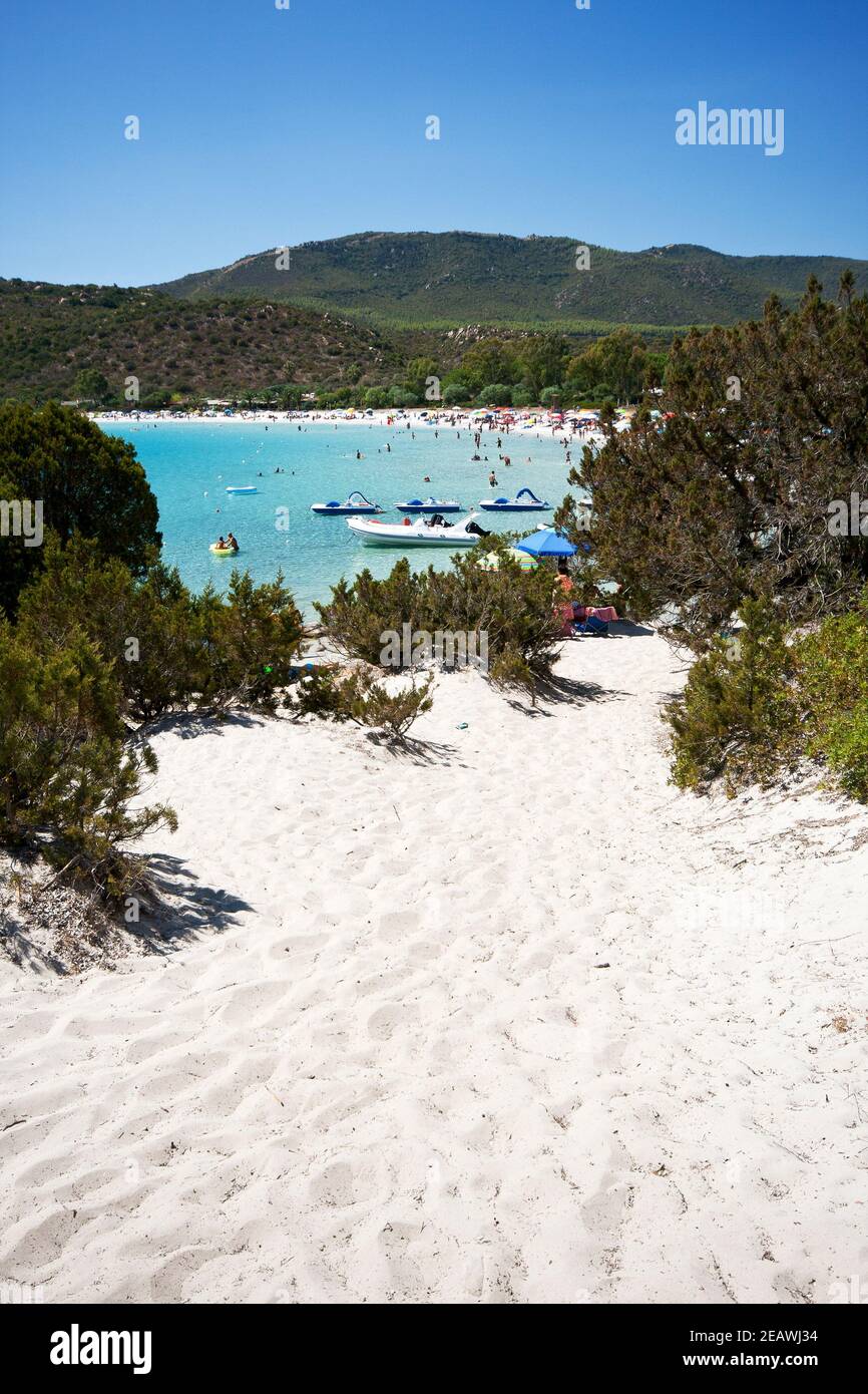 eaux cristallines et rochers le long de la côte de sant'elmo, sardaigne Banque D'Images