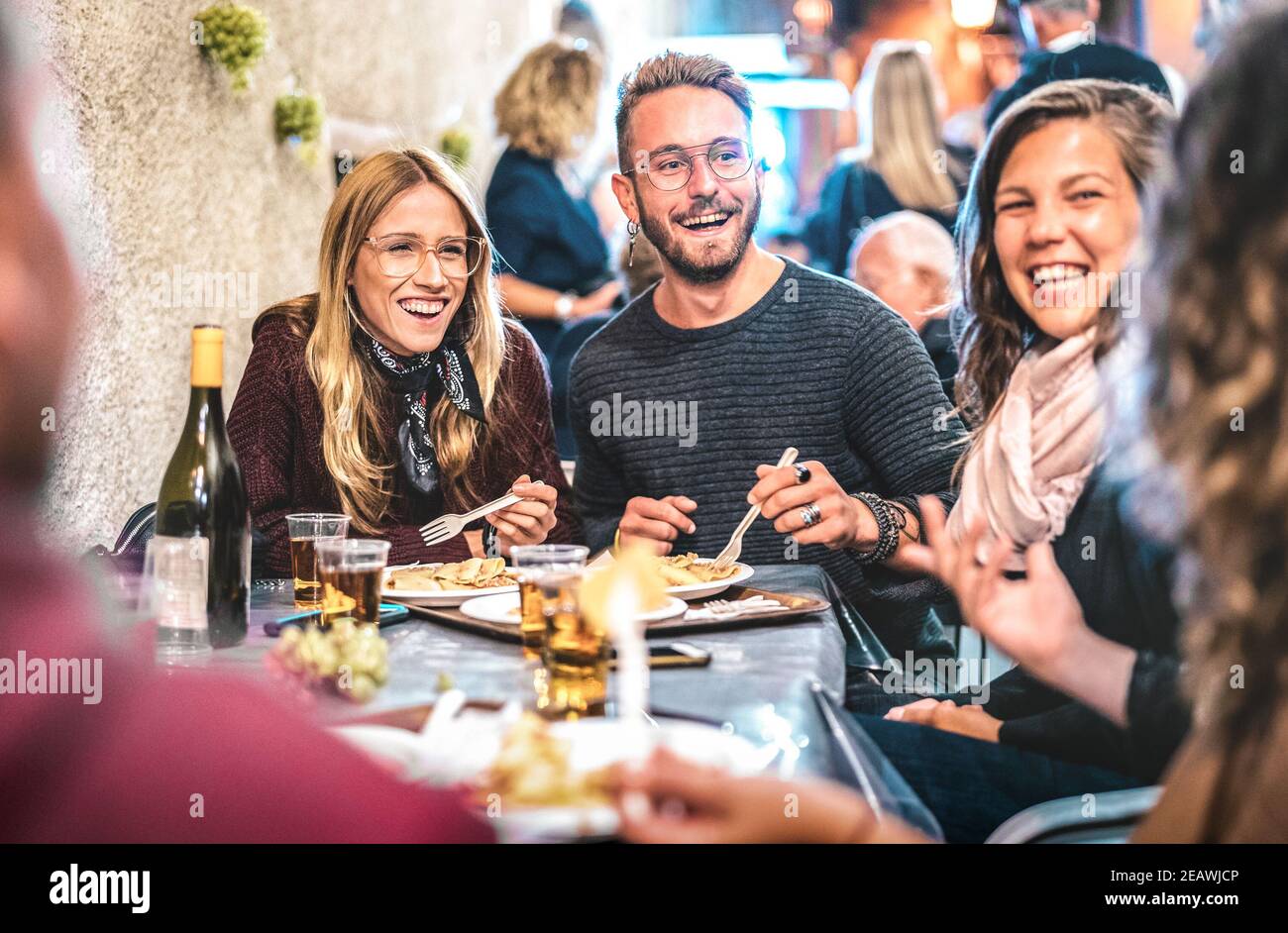 Jeunes amis qui s'amusent à boire du vin blanc à la cuisine de rue festival - des gens heureux de manger des assiettes locales en plein air restaurant ensemble Banque D'Images