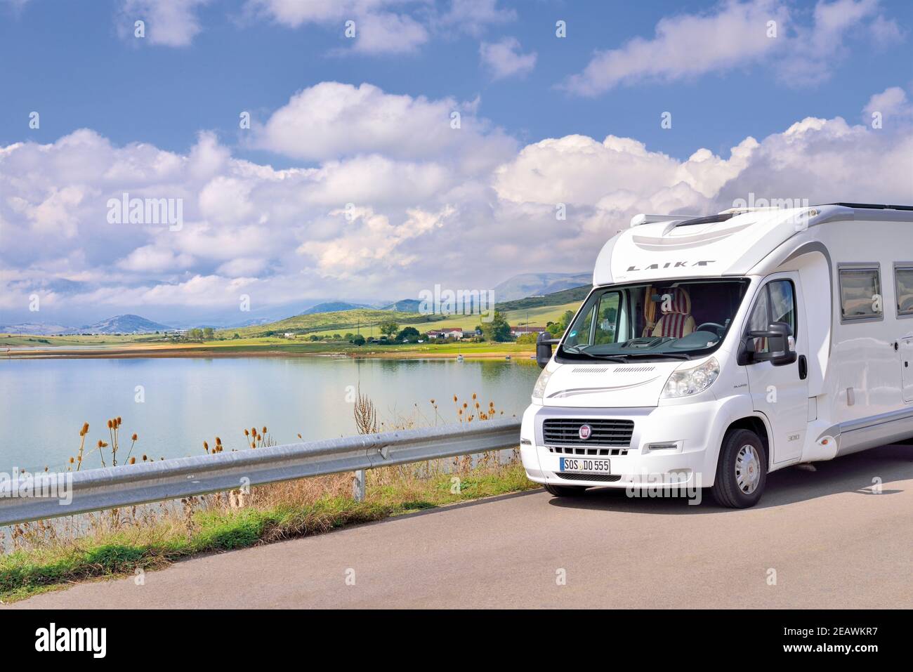 Motor home stationné dans une rue avec vue sur un lac de barrage Banque D'Images