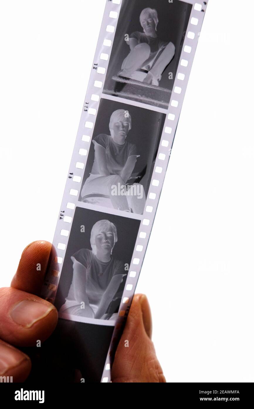 Une bande de film négatif noir et blanc 35 mm Banque D'Images