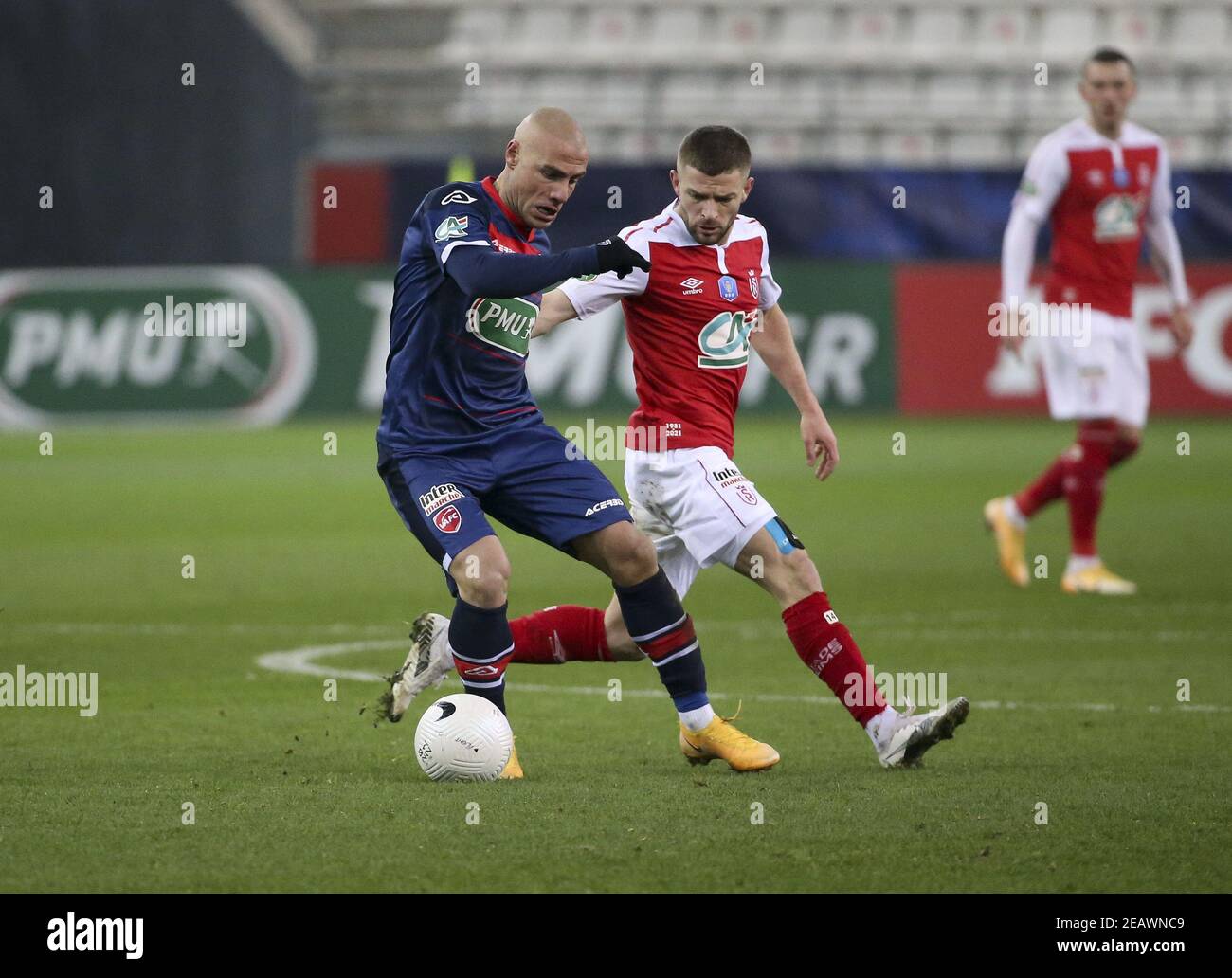 Jaba Kankava de Valenciennes, Xavier Chavalerin de Reims pendant la coupe française, ronde de 64 match de football entre Stade de Reims et Valenciennes FC le 9 février 2021 au stade Auguste Delaune de Reims, France - photo Jean Catuffe/DPPI/LiveMedia/Sipa USA crédit: SIPA USA/Alay Live News Banque D'Images