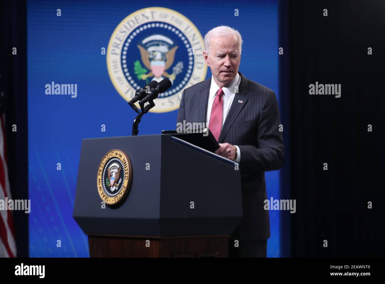 Le président AMÉRICAIN Joe Biden prononce un discours sur la réponse des États-Unis au coup d’État en Birmanie, dans le bâtiment Eisenhower Executive Office Building (EEOB) du complexe de la Maison Blanche, à Washington, DC, Etats-Unis, le 10 février 2021.Credit: Michael Reynolds/Pool via CNP/MediaPunch Banque D'Images