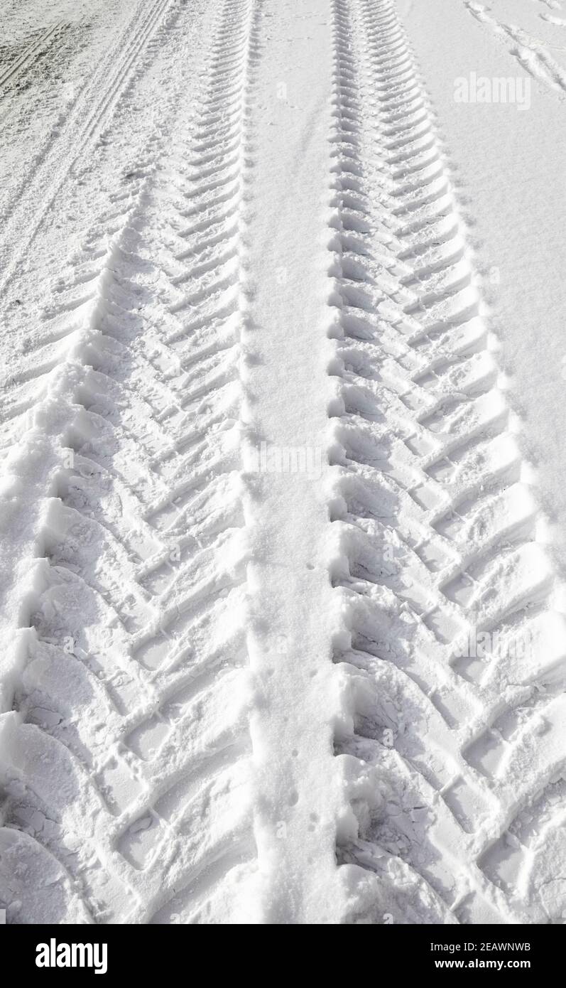 Illustration de traces de pneus de véhicules lourds dans la neige. Banque D'Images