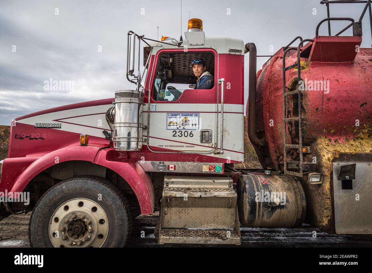 Chauffeur de camion autochtone pour E. Gruben's transport, pendant la construction de la route Inuvik-Tuktoyaktuk, dans les Territoires du Nord-Ouest, dans l'Arctique canadien Banque D'Images