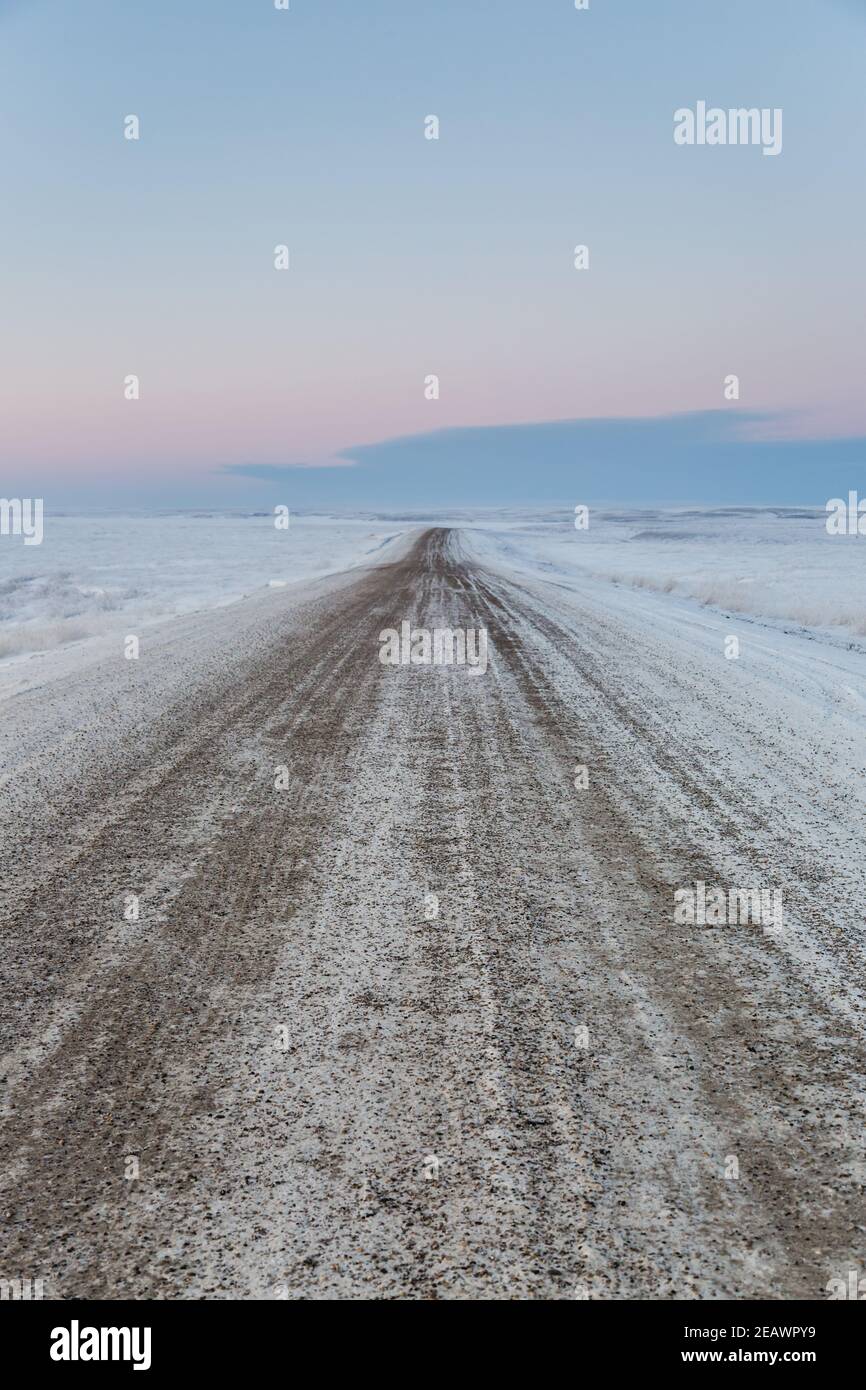 La route d'Inuvik-Tuktoyaktuk (construite au-dessus du pergélisol) de 139 km de gravier toutes saisons en hiver, dans les Territoires du Nord-Ouest, dans l'Arctique canadien. Banque D'Images