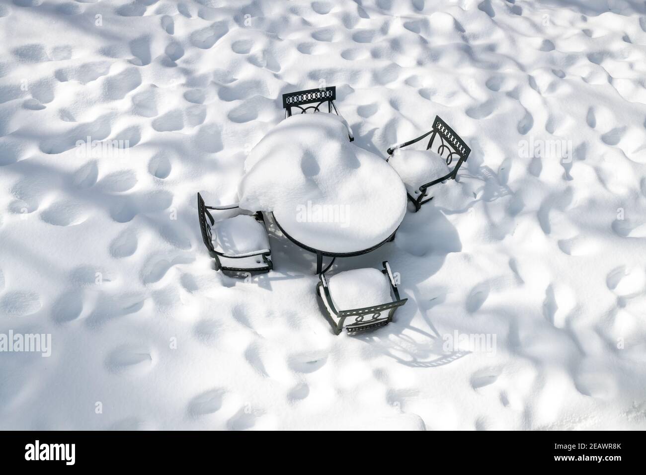 Connecticut, États-Unis, 10 février 2021 - Table de jardin et chaises recouvertes de neige. Crédit: Enrique Shore/Alamy stock photo Banque D'Images