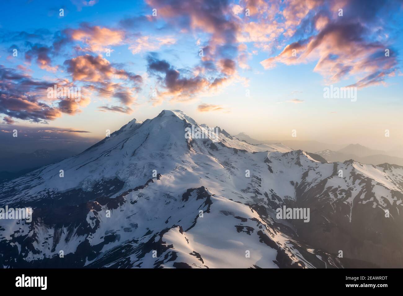 Paysage aérien spectaculaire vue sur les montagnes couvertes de nuages Banque D'Images
