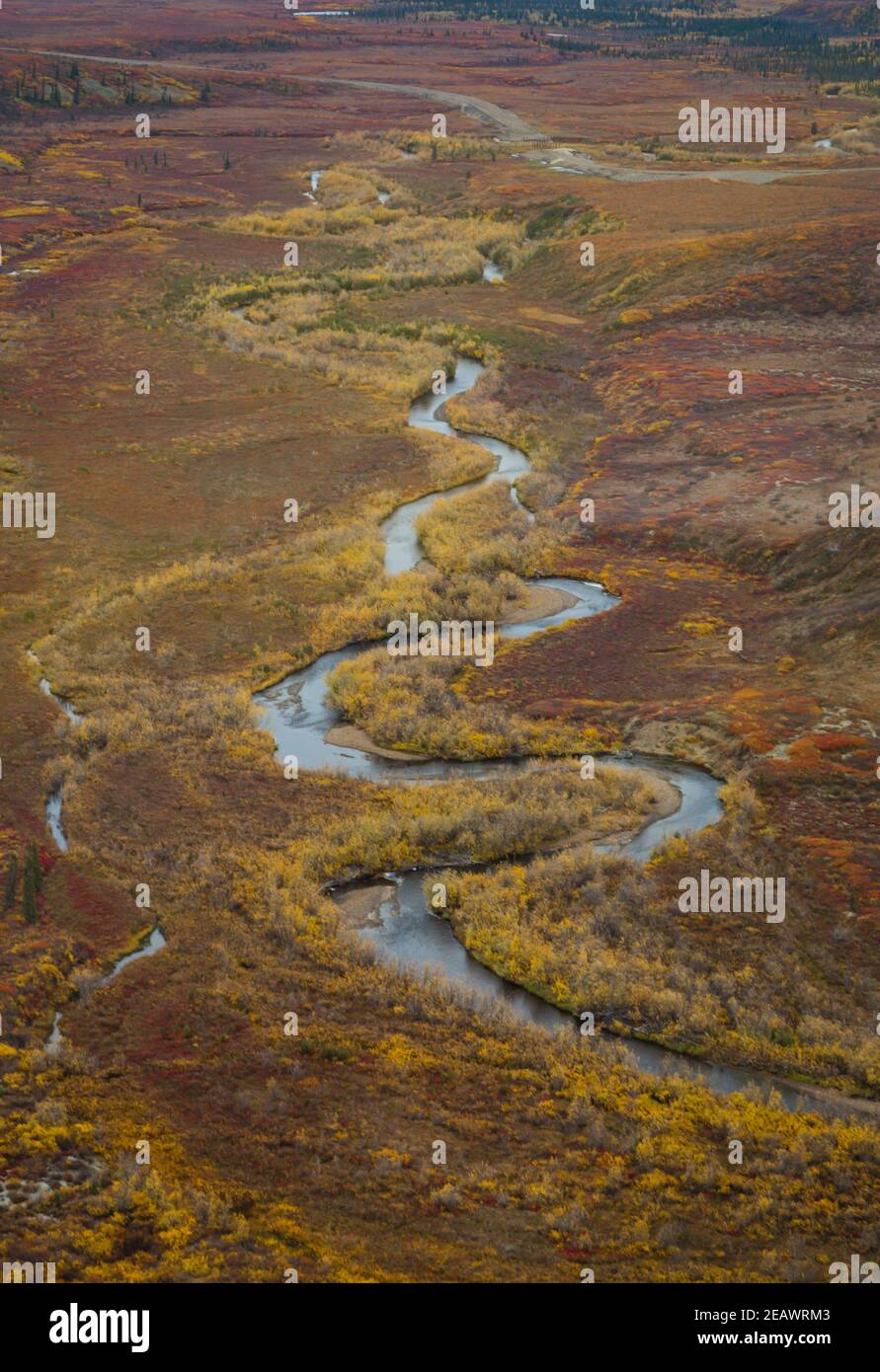 Vue aérienne d'un cours d'eau le long de la route Inuvik-Tuktoyaktuk à l'automne, dans les Territoires du Nord-Ouest, dans l'ouest de l'arctique canadien. Banque D'Images
