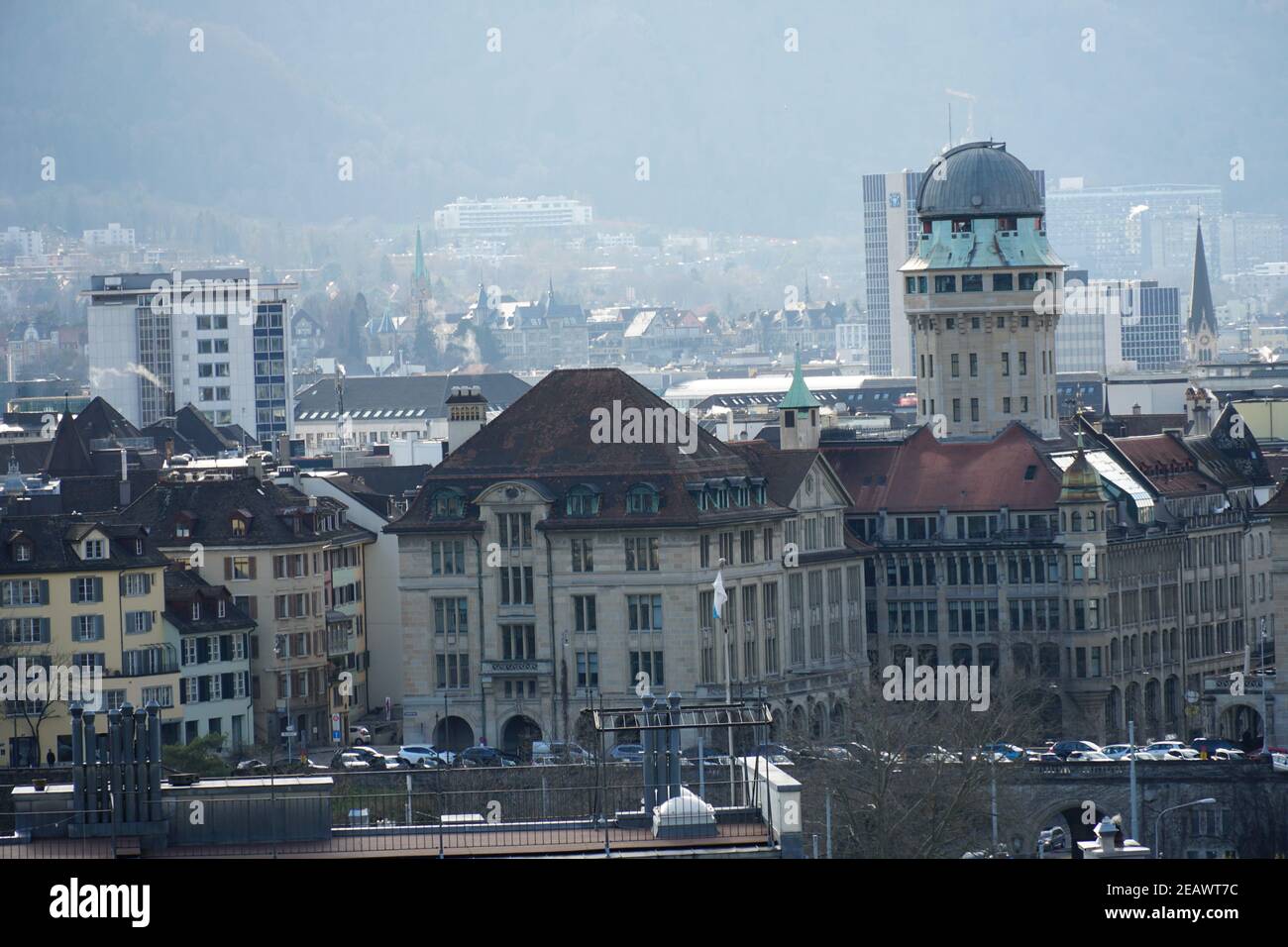 Zurich, Suisse - 02 13 2020: Le quartier de Lindenhof à Zurich vue aérienne rapprochée avec l'observatoire public d'Urania et un dôme télescopique sur la droite. Banque D'Images