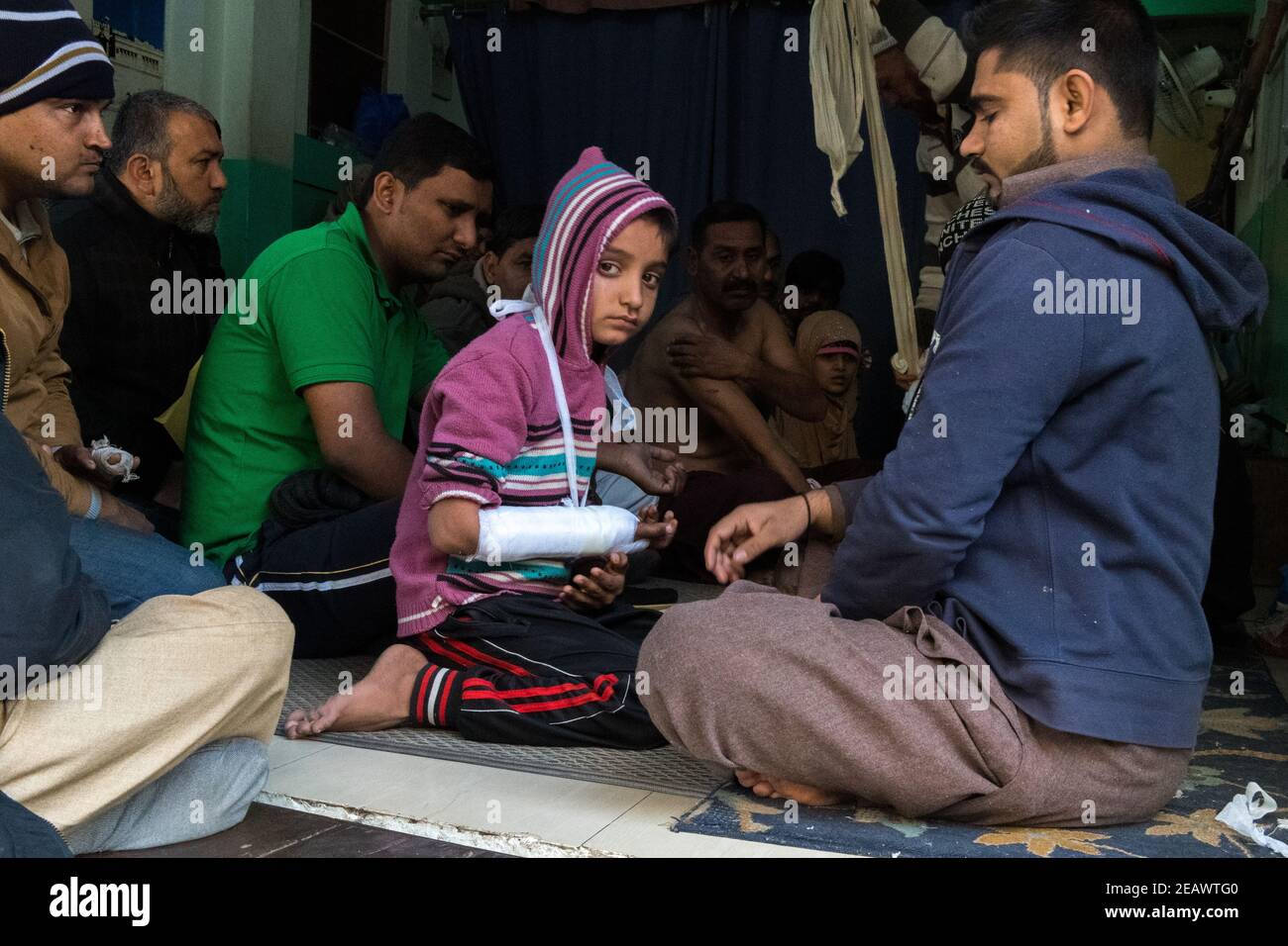 Rue 'doctor' appliquant le bandage, médecine traditionnelle, Lahore, Punjab, Pakistan Banque D'Images