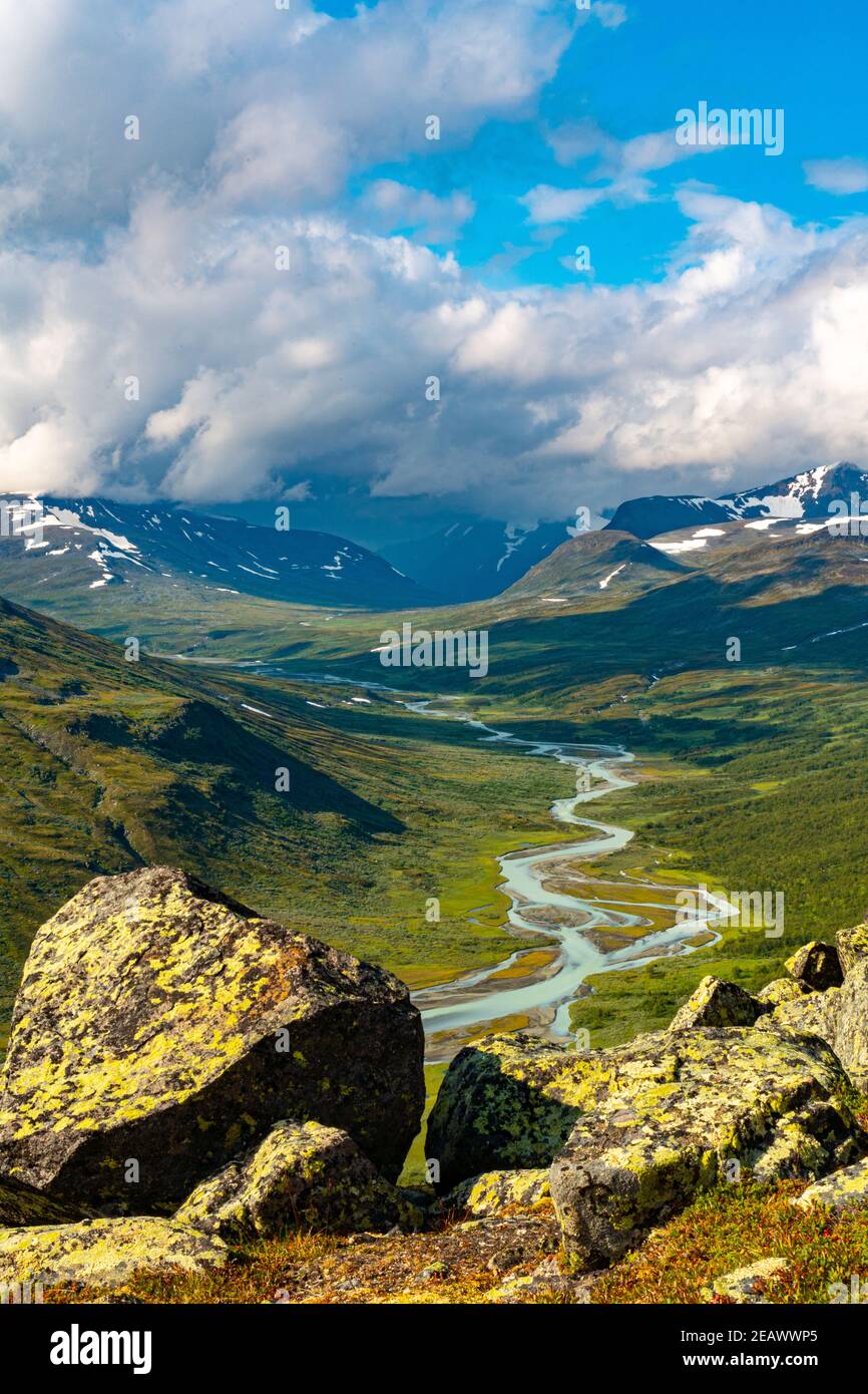 Panorama de la vallée de Rapa dans le parc national de Sarek, en Suède, après une chaude pluie estivale Banque D'Images