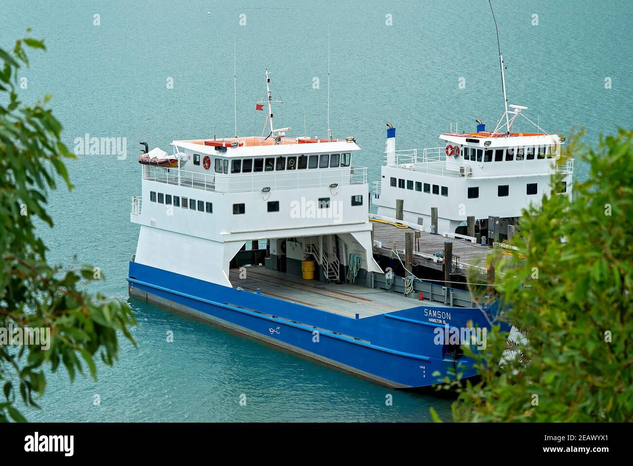 Airlie Beach, Queensland, Australie - février 2021 : barges de fret amarrées au port en attente de cargaison pour le transport vers les îles Banque D'Images