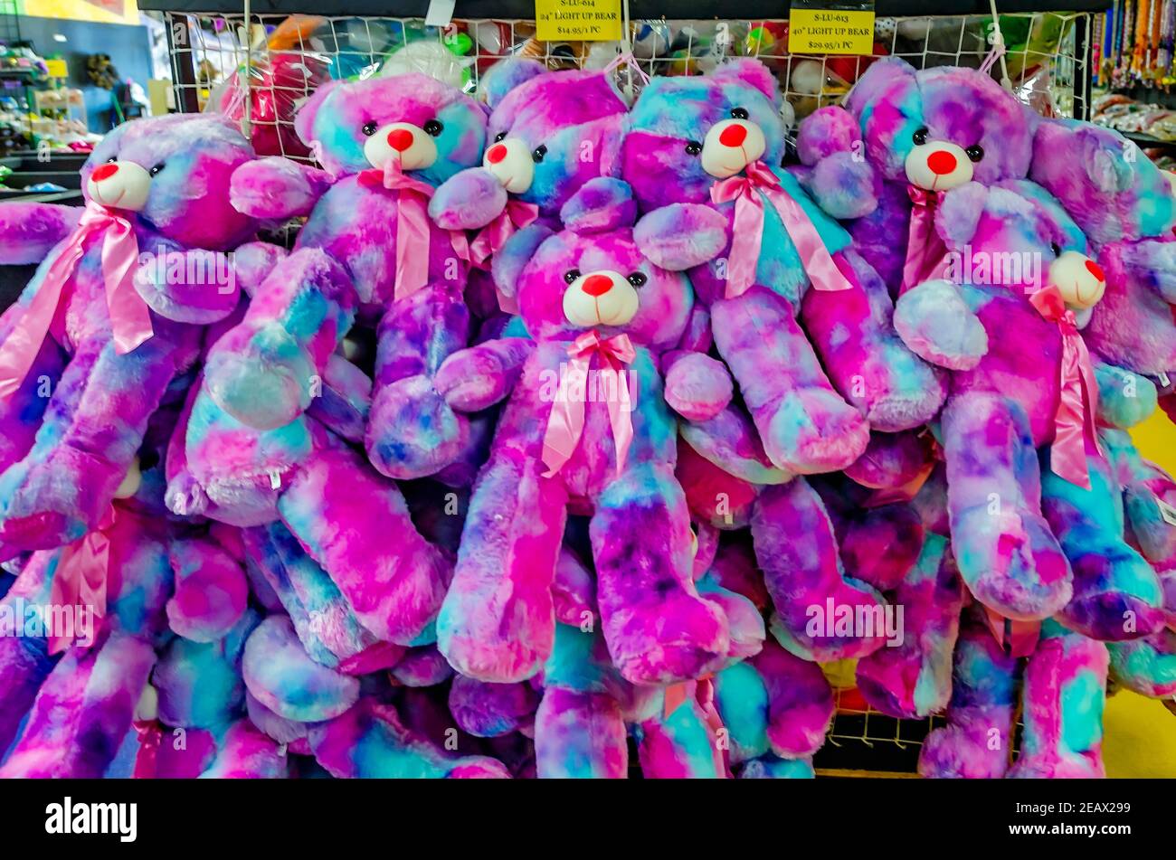 Des ours en peluche multicolores sont exposés avec d'autres jetés Mardi gras à la boutique Mardi gras de Toomey, le 8 février 2021, à Mobile, Alabama. Banque D'Images