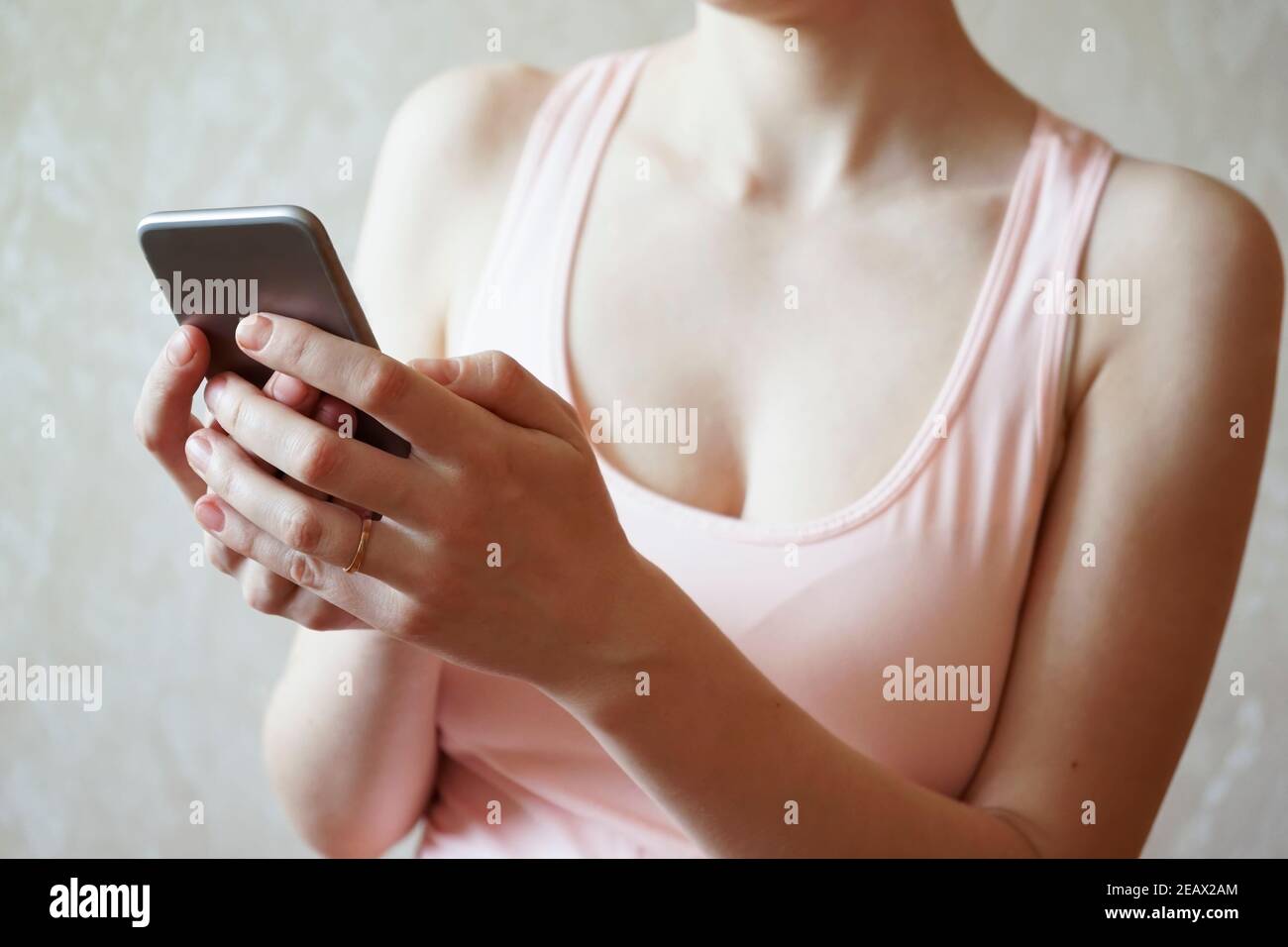 Gros plan des parties du corps humain avec des gadgets Banque D'Images
