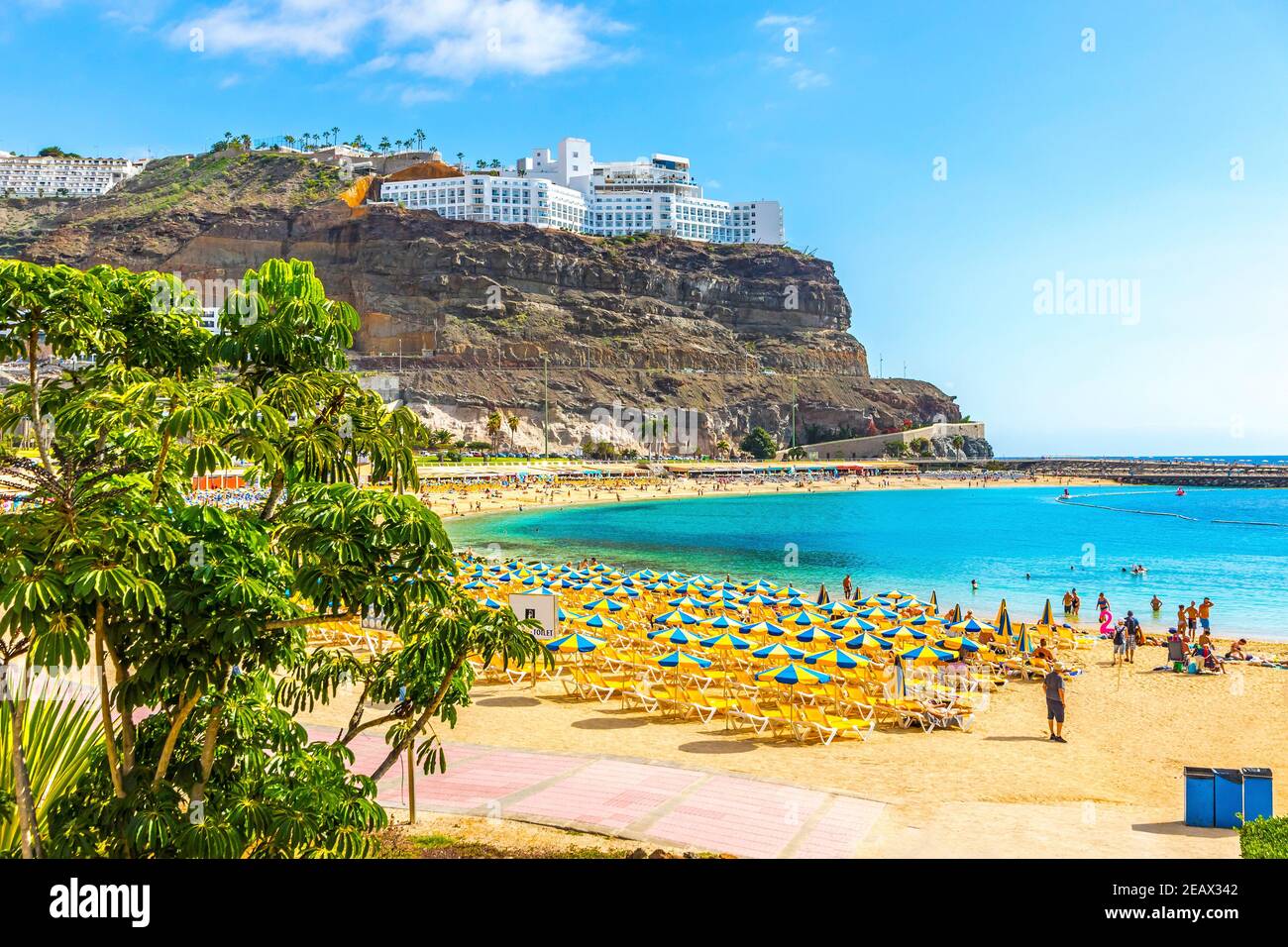 Plage pittoresque d'Amadores (en espagnol: Playa del Amadores) près de la célèbre station de vacances Puerto Rico de Gran Canaria sur l'île de Gran Canaria, en Espagne. Ensoleillé d Banque D'Images